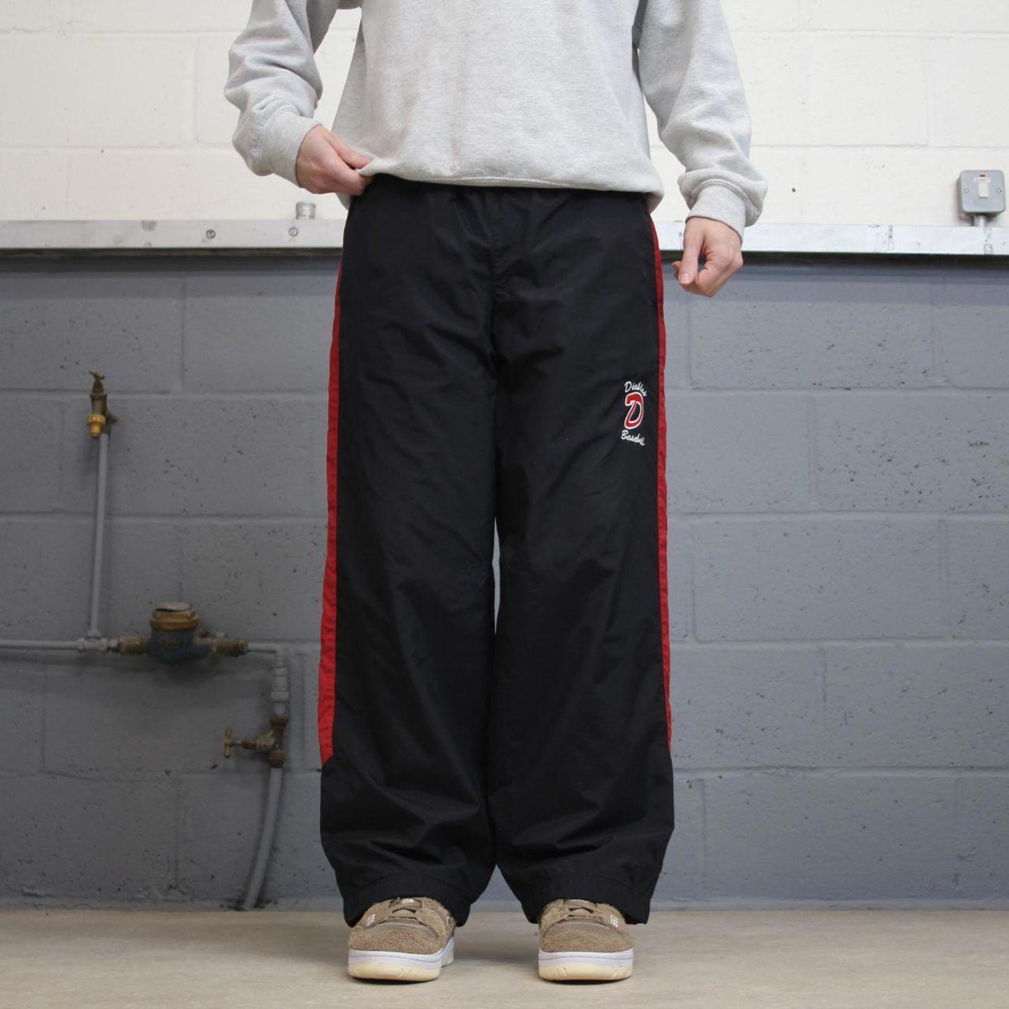 Baggy Nike Trackies Medium Black y2k 00s style loose wide leg joggers embroidered logo soft lining