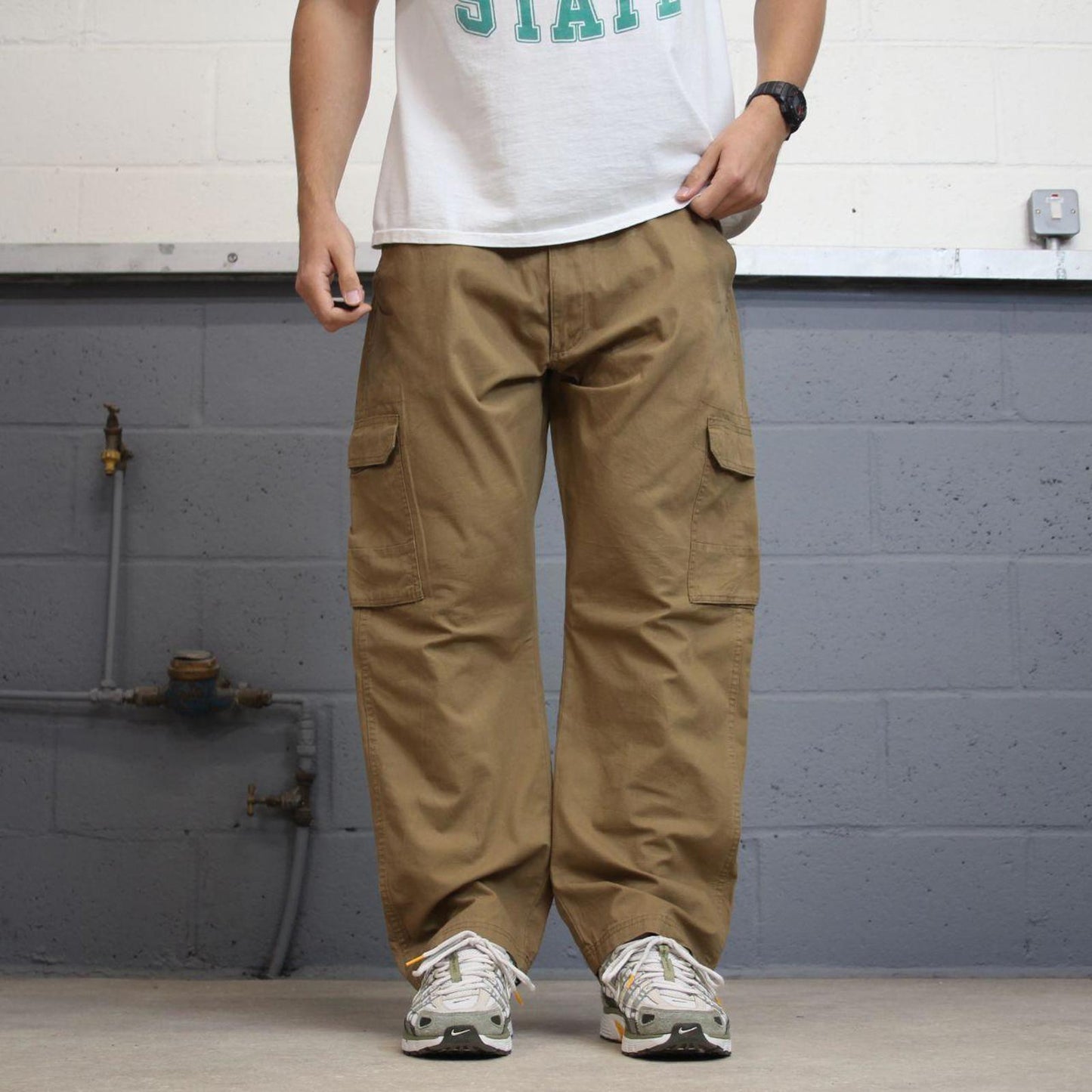 Wrangler cargo pants W38 L30 khaki loose lightweight floaty leg relaxed cargos
