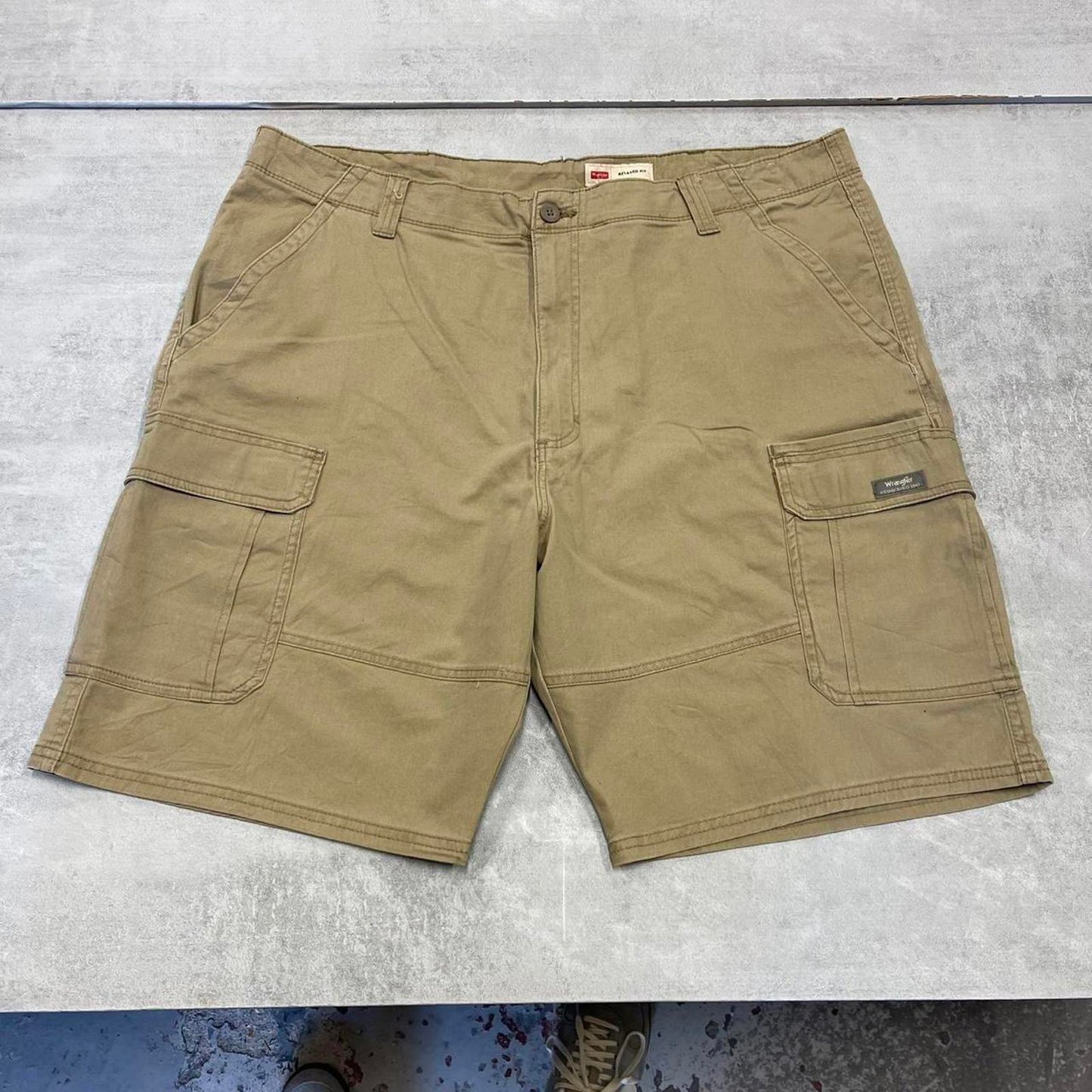 Mens baggy Wrangler cargo shorts W42