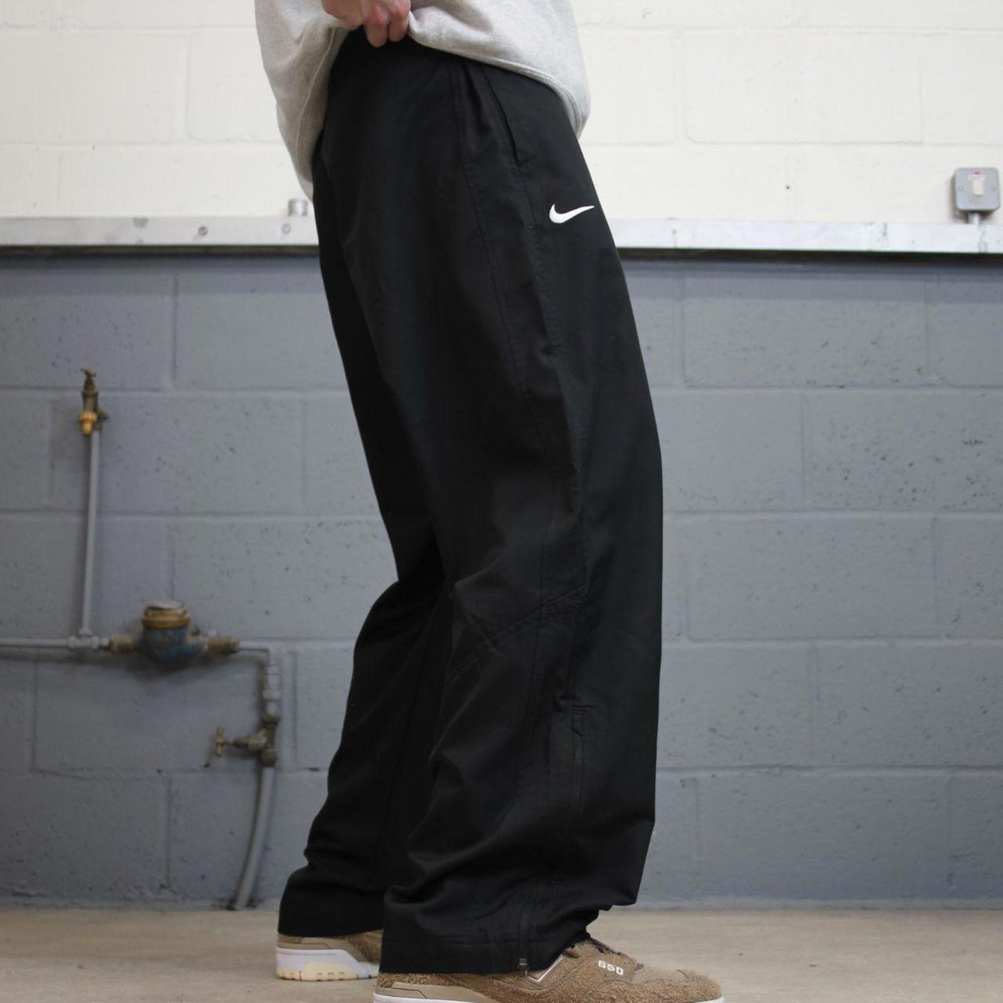 Baggy Nike Trackies L black y2k 00s style loose wide leg joggers embroidered swoosh logo