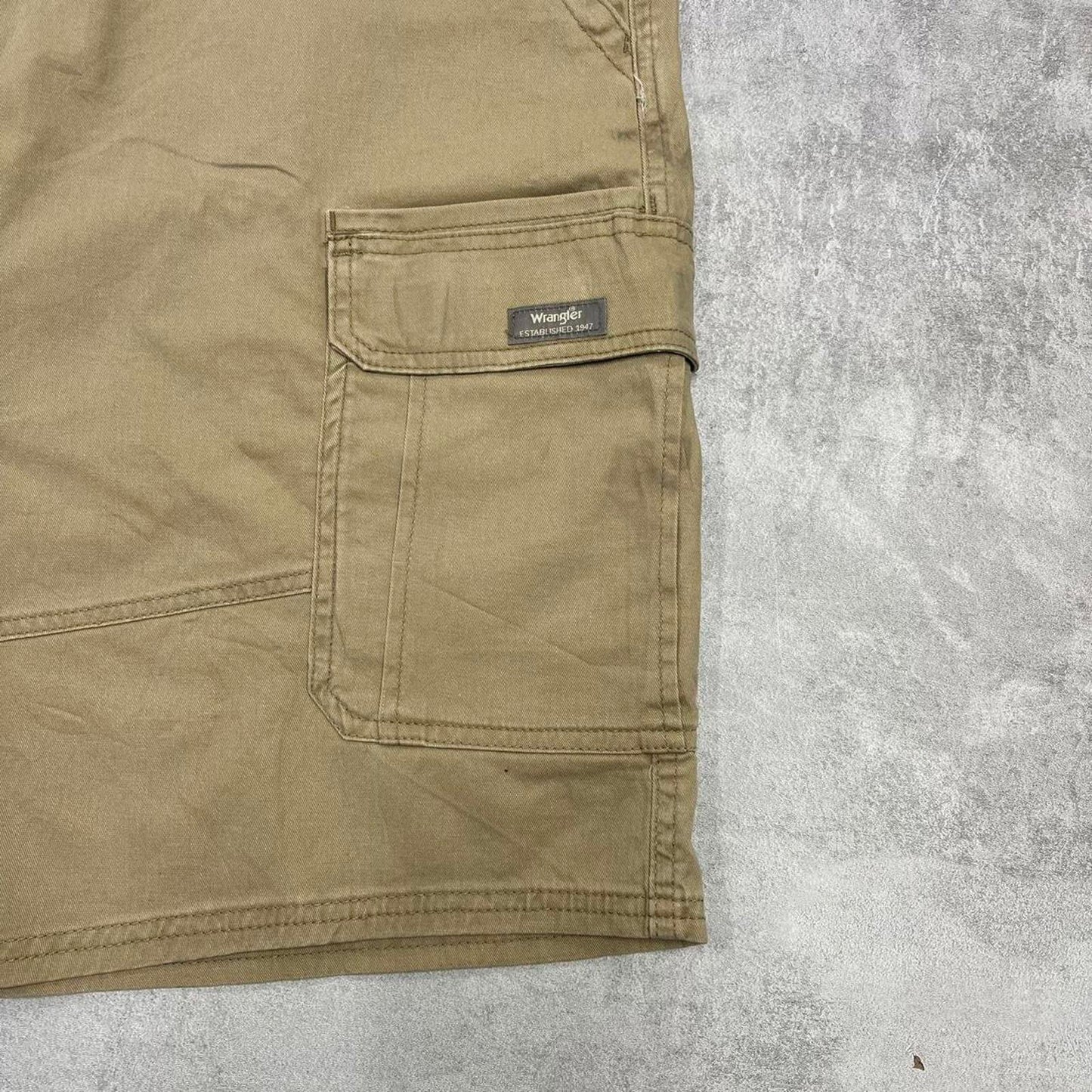 Mens baggy Wrangler cargo shorts W42