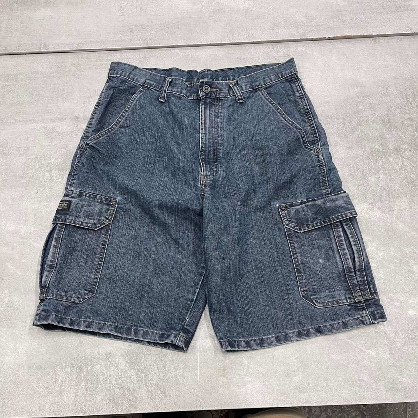Mens baggy Wrangler cargo jorts W32