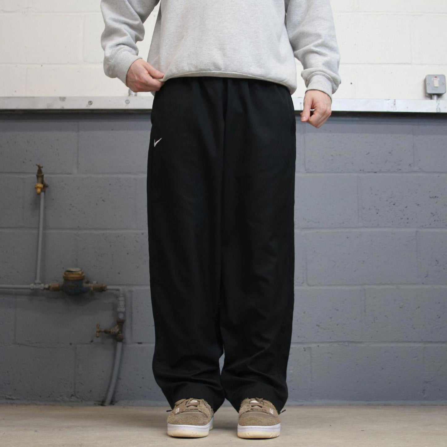 Baggy Nike Trackies L black y2k 00s style loose wide leg joggers embroidered swoosh logo