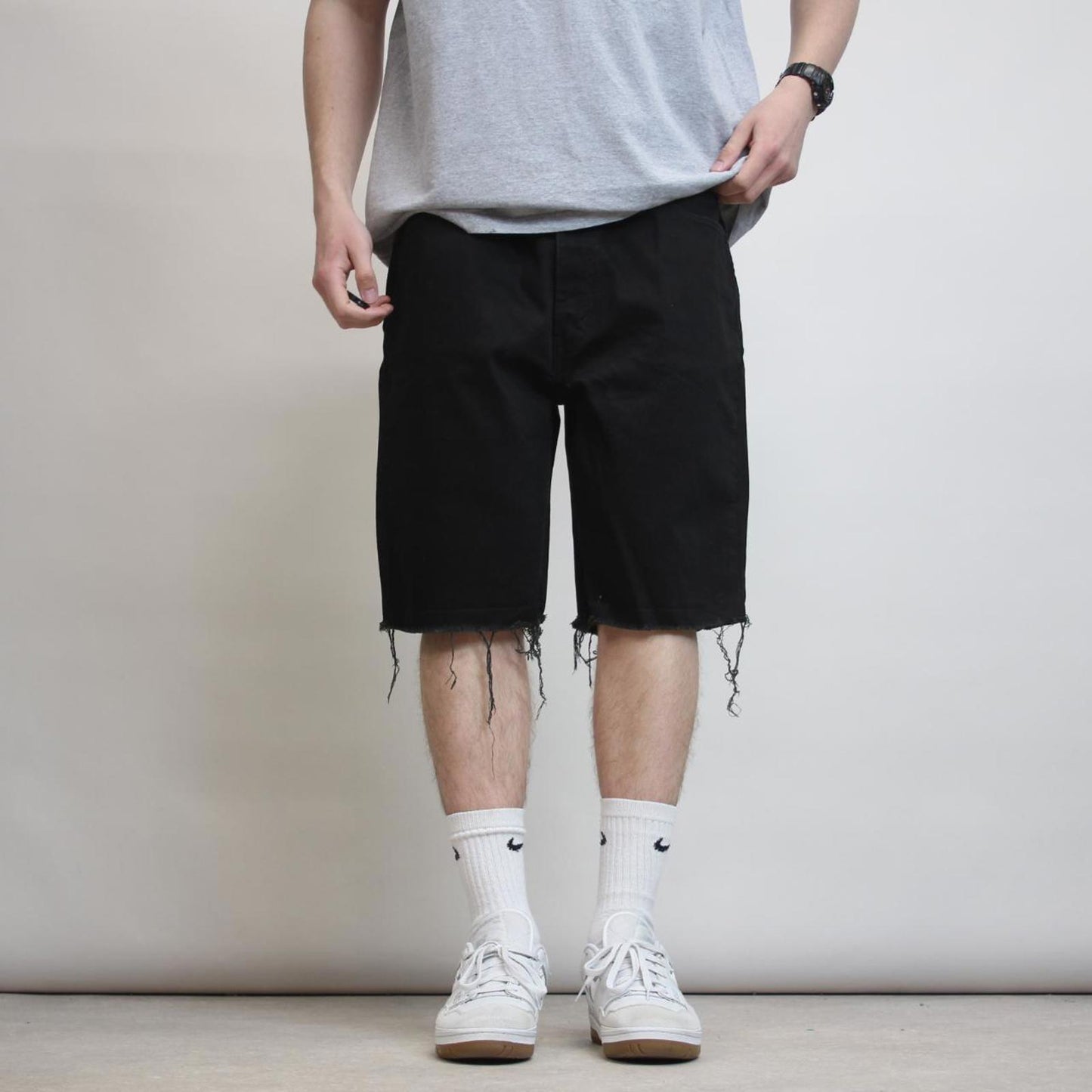 Black Levi’s jorts W40