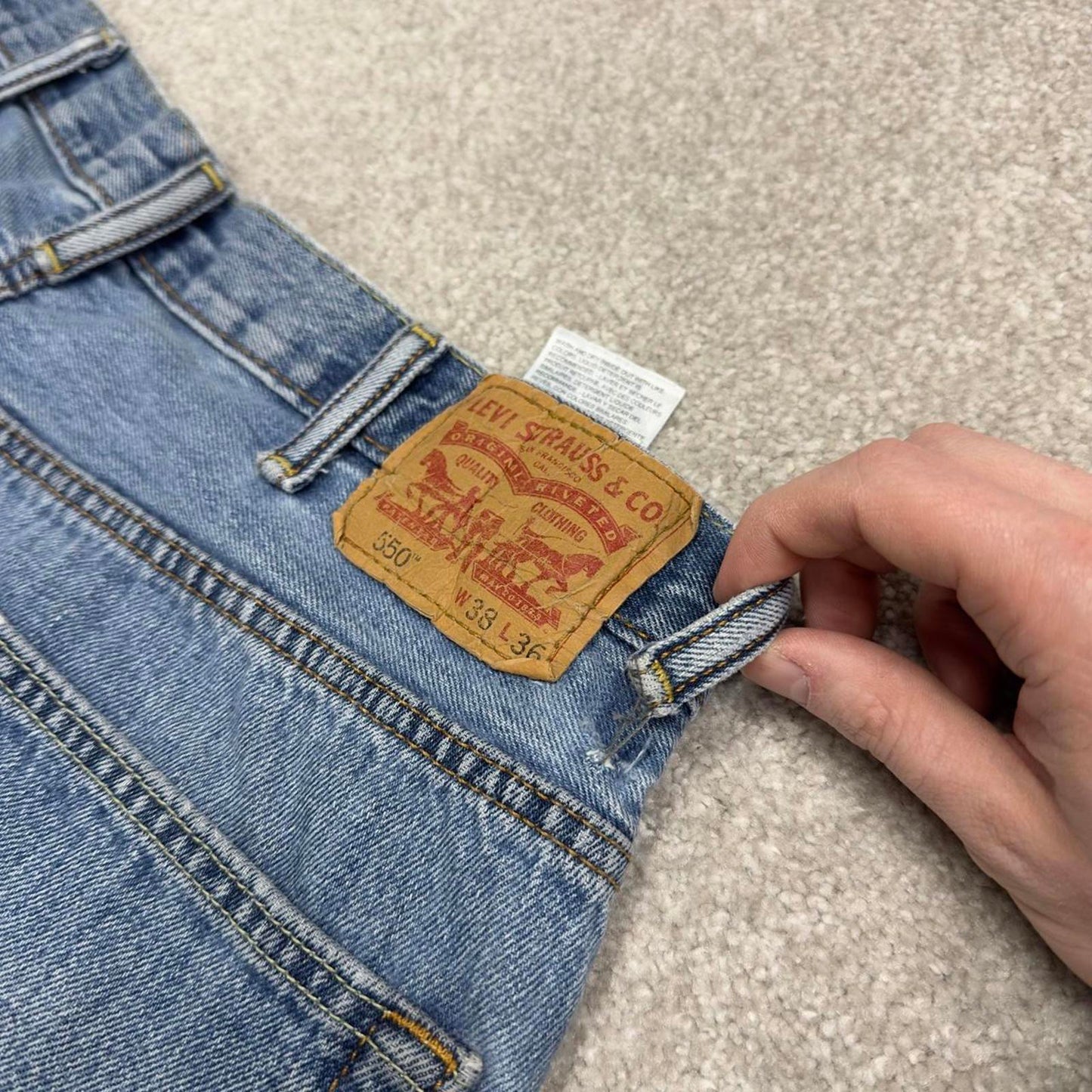 Vintage Y2K Levi’s 550 jeans blue W38L36 Loose straight leg 00s style denim pants red tab logo