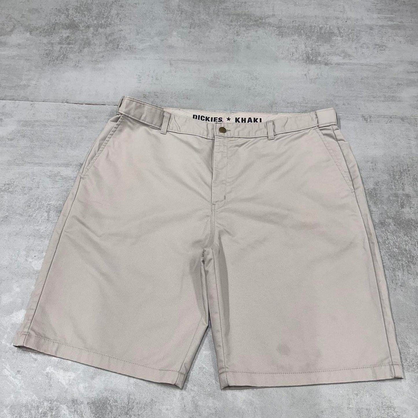 Baggy Beige Dickies shorts W42