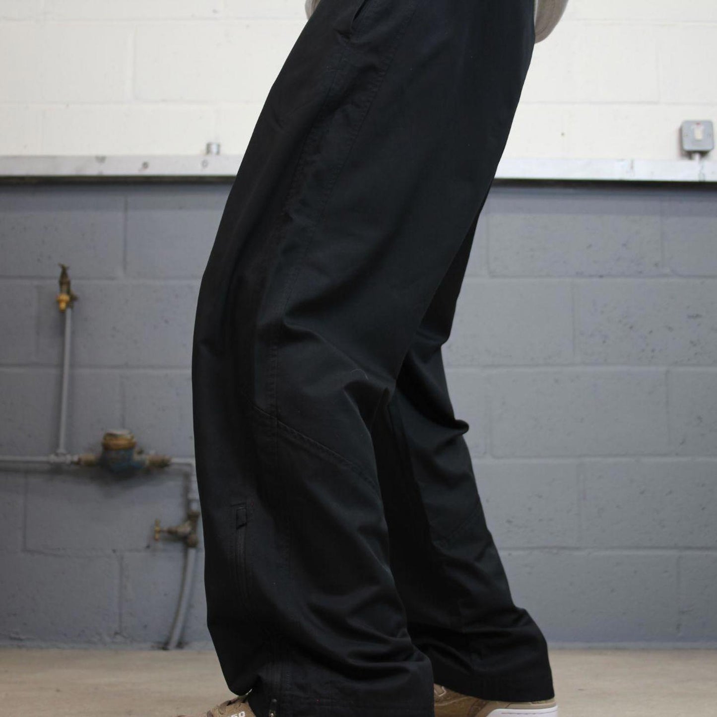 Baggy Nike Trackies L black y2k 00s style loose wide leg joggers embroidered swoosh logo