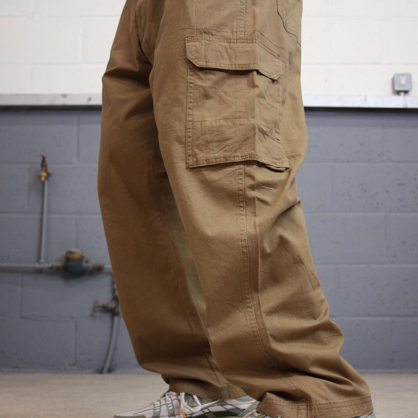 Wrangler cargo pants W38 L30 khaki loose lightweight floaty leg relaxed cargos