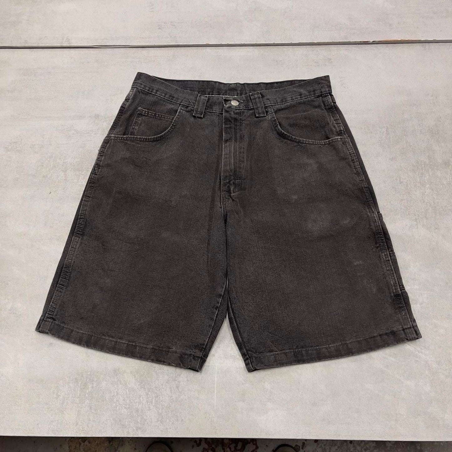 Black Wrangler carpenter jorts W31
