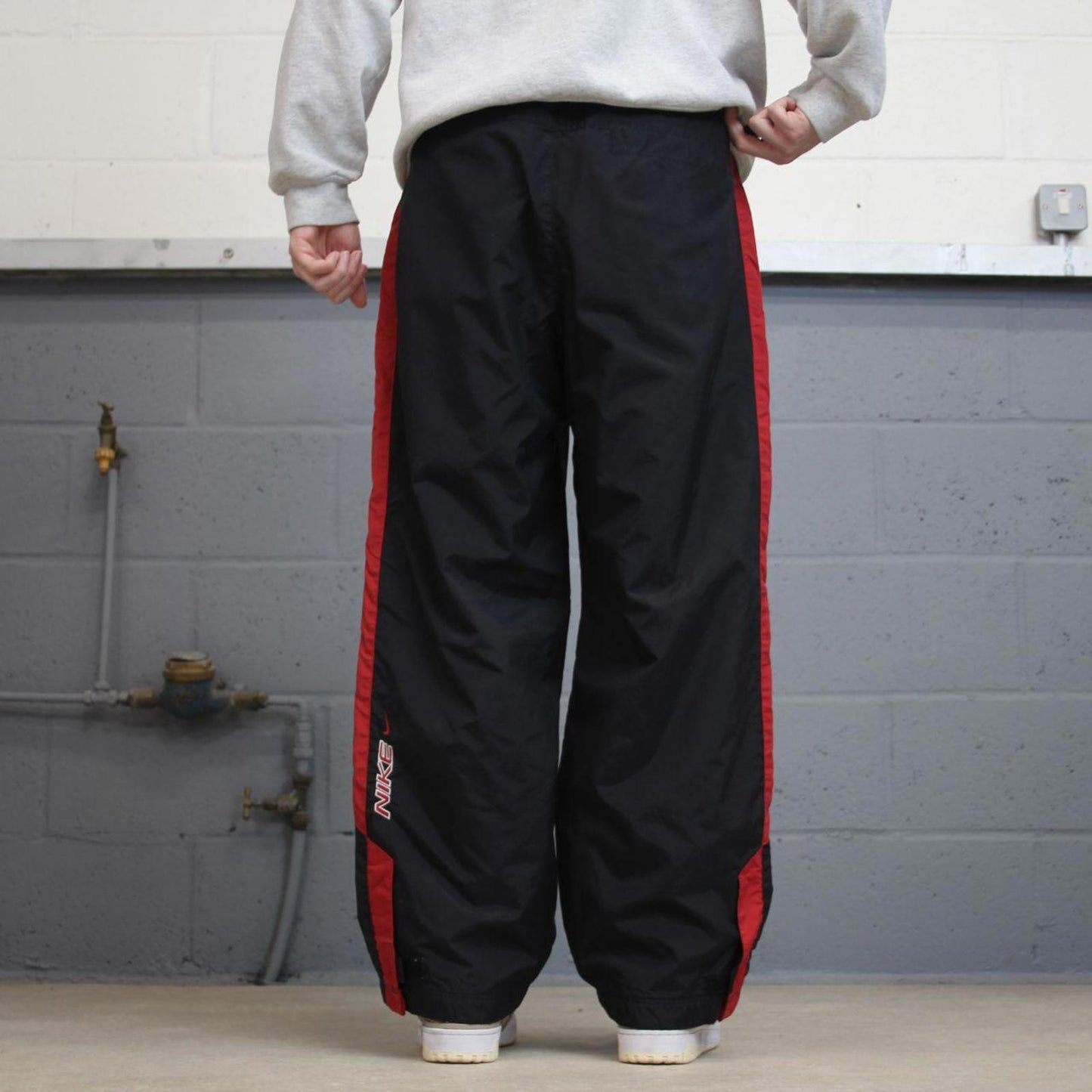 Baggy Nike Trackies Medium Black y2k 00s style loose wide leg joggers embroidered logo soft lining