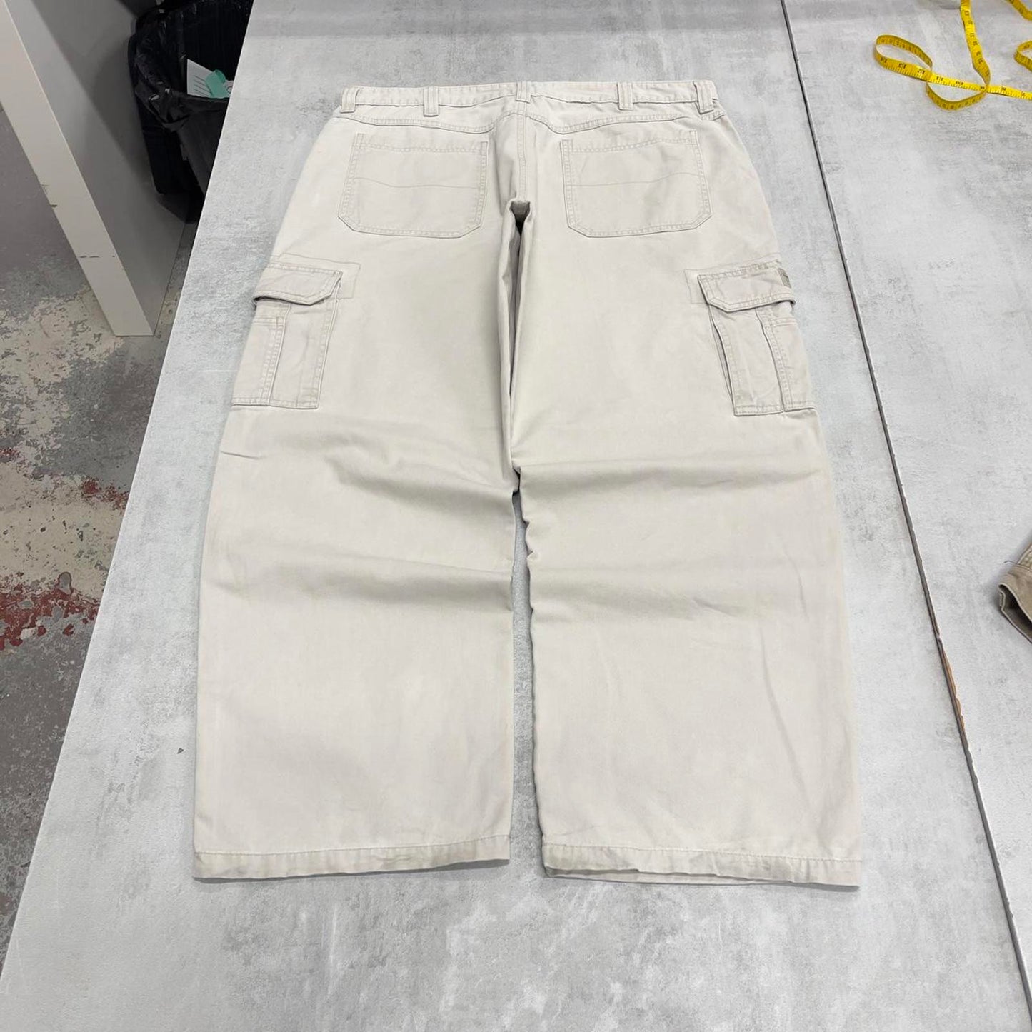 Baggy Wrangler cargo pants W38L30 beige wide leg y2k style trousers