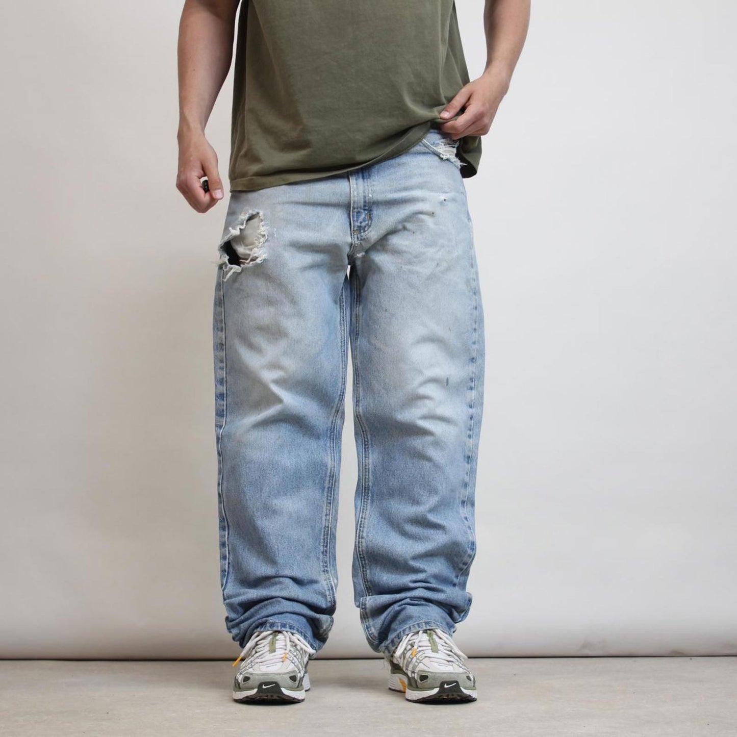 Vintage Carhartt jeans W38L34 Loose Fit Classic Blue Thrashed Workwear