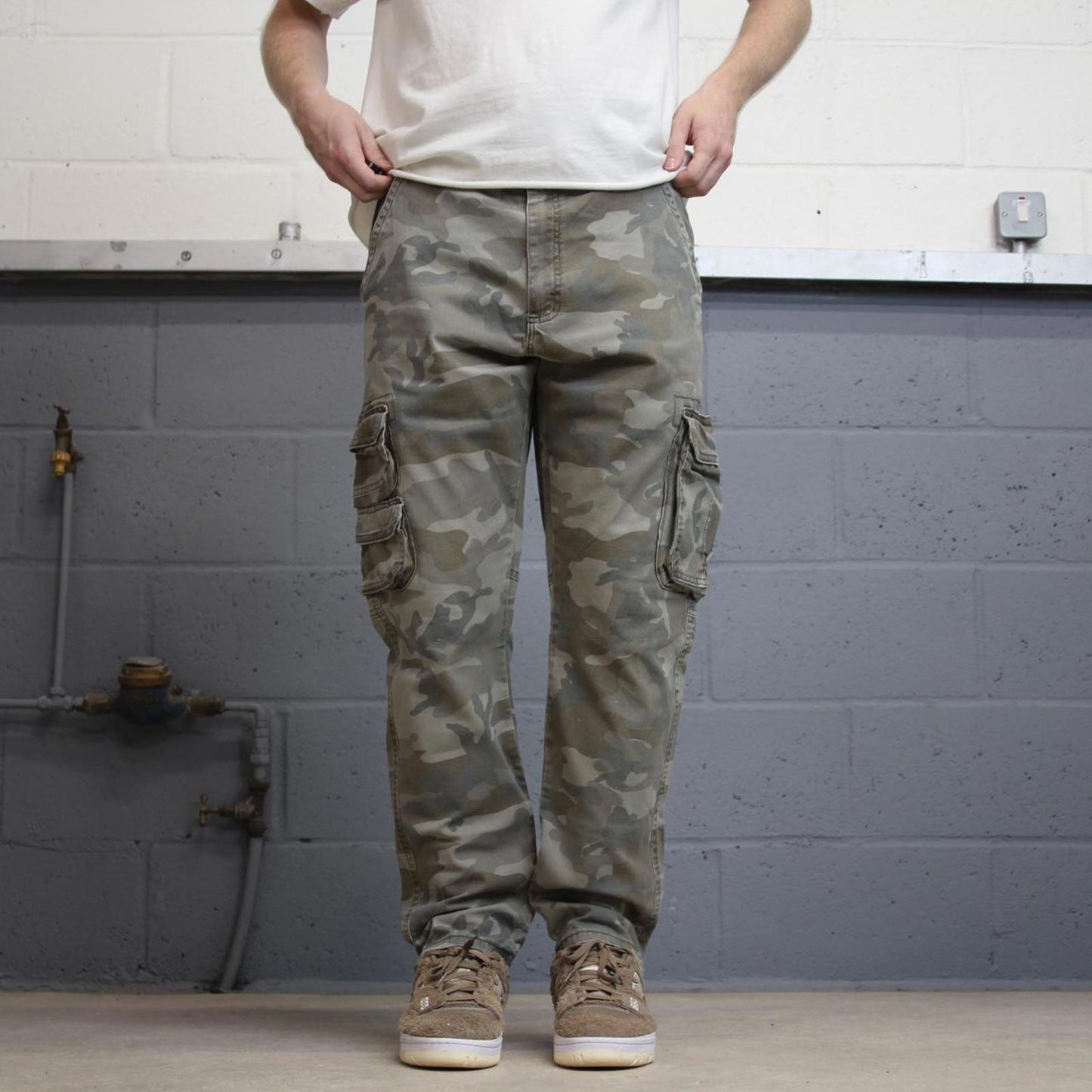 Camo Wrangler cargo pants W36L30 faded green forest camouflage straight y2k style carpenter trousers