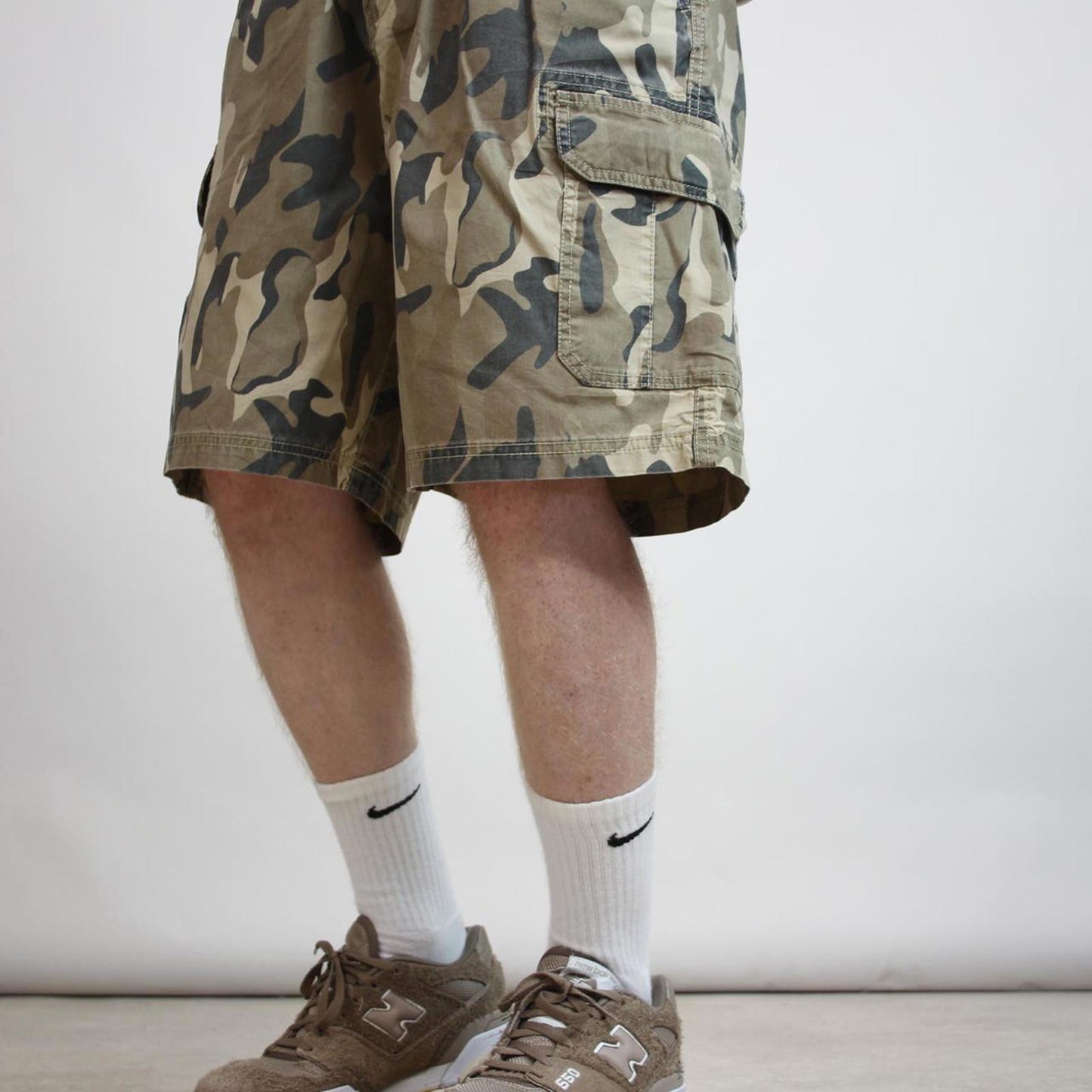Baggy camo IZOD cargo shorts W38