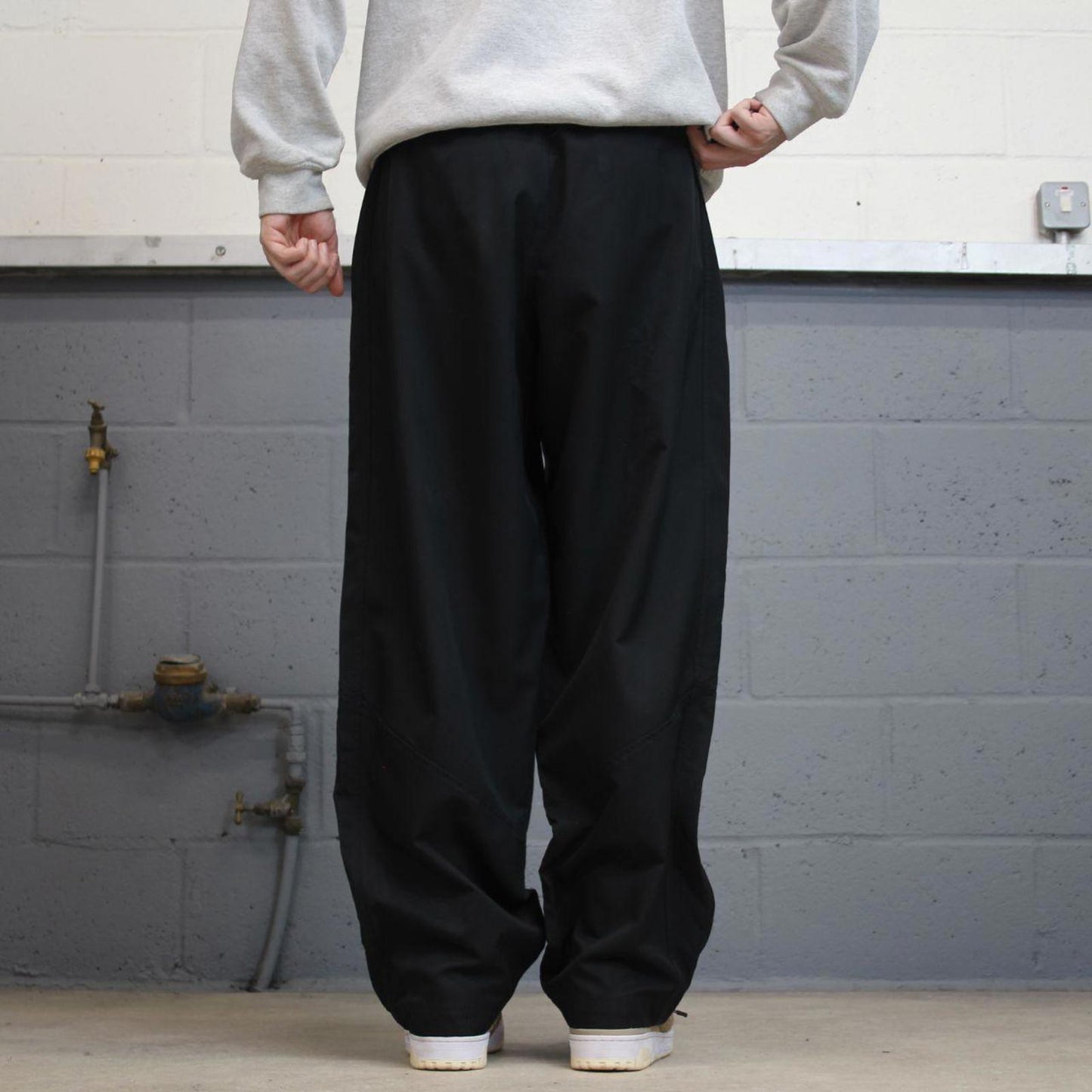 Baggy Nike Trackies L black y2k 00s style loose wide leg joggers embroidered swoosh logo