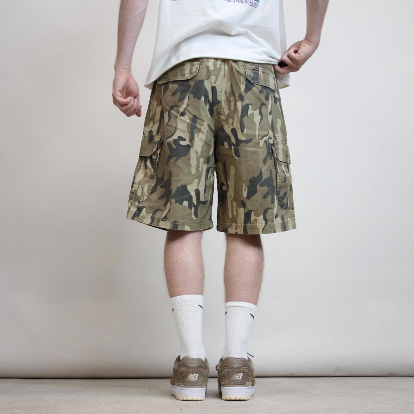Baggy camo IZOD cargo shorts W38