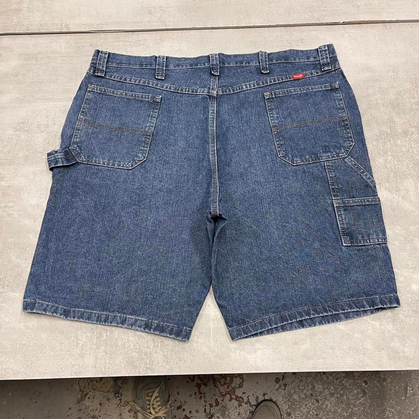 Mens baggy Wrangler carpenter jorts W42