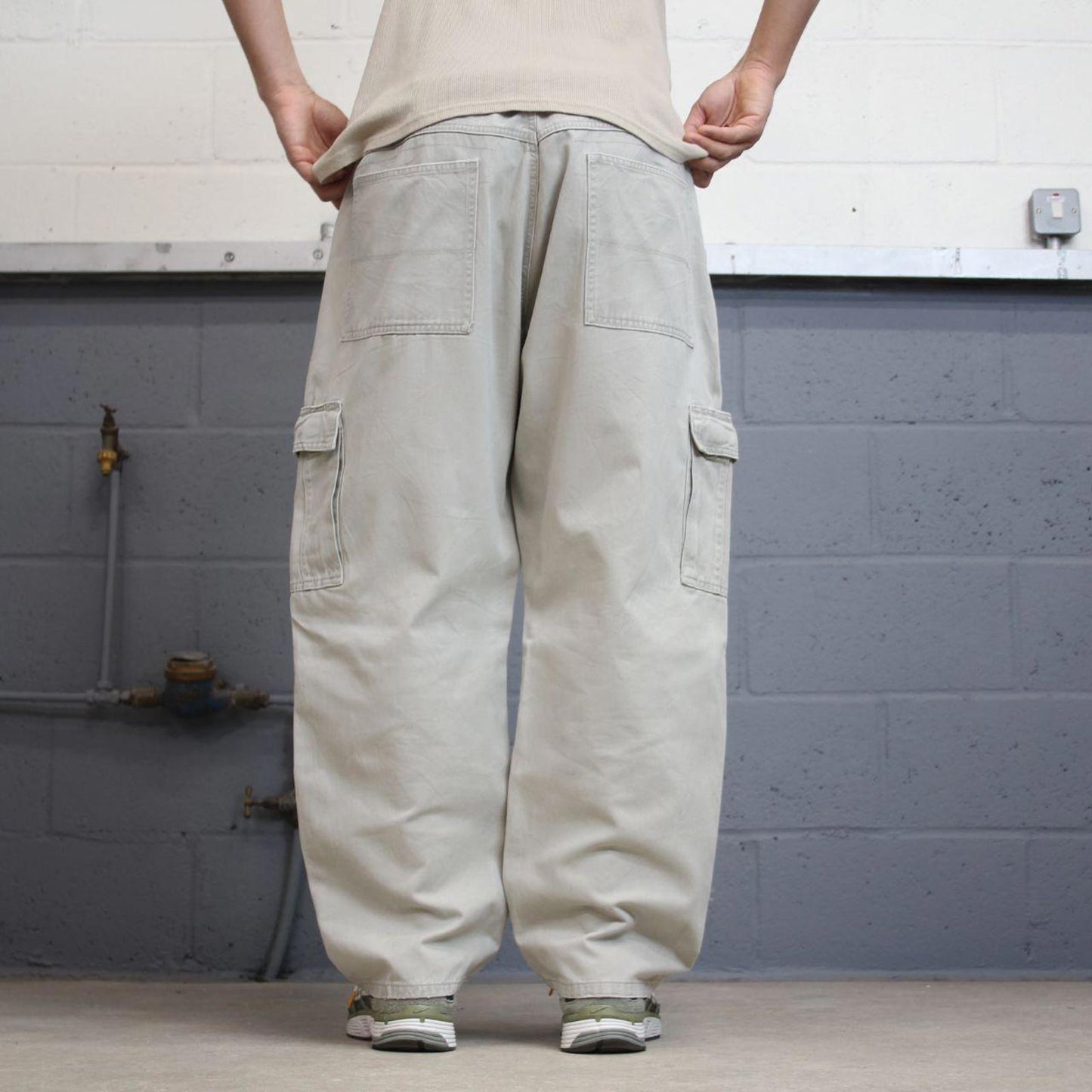 Beige Wrangler carpenter pants W44L29 loose cargo skater style trousers