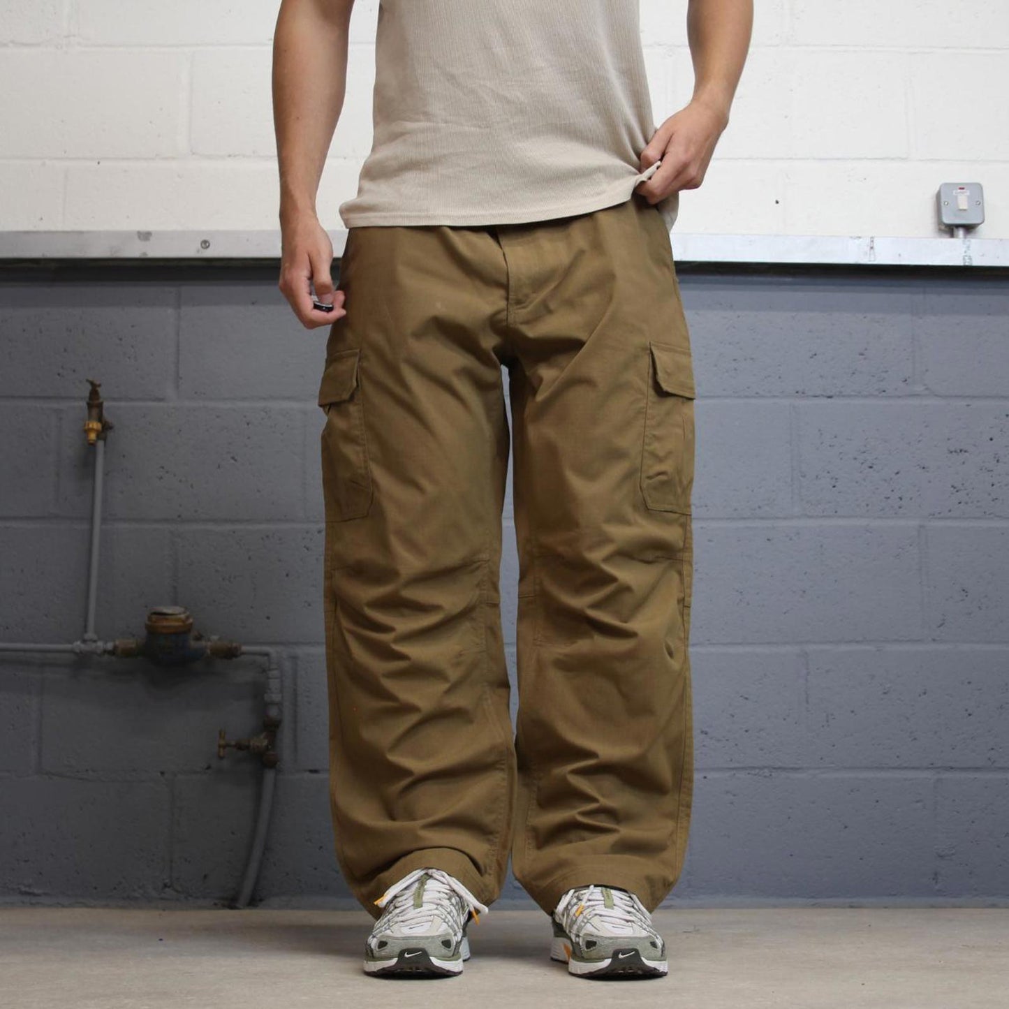 Baggy Under Armour cargo pants W38 L30 Tan loose cargos utility pockets
