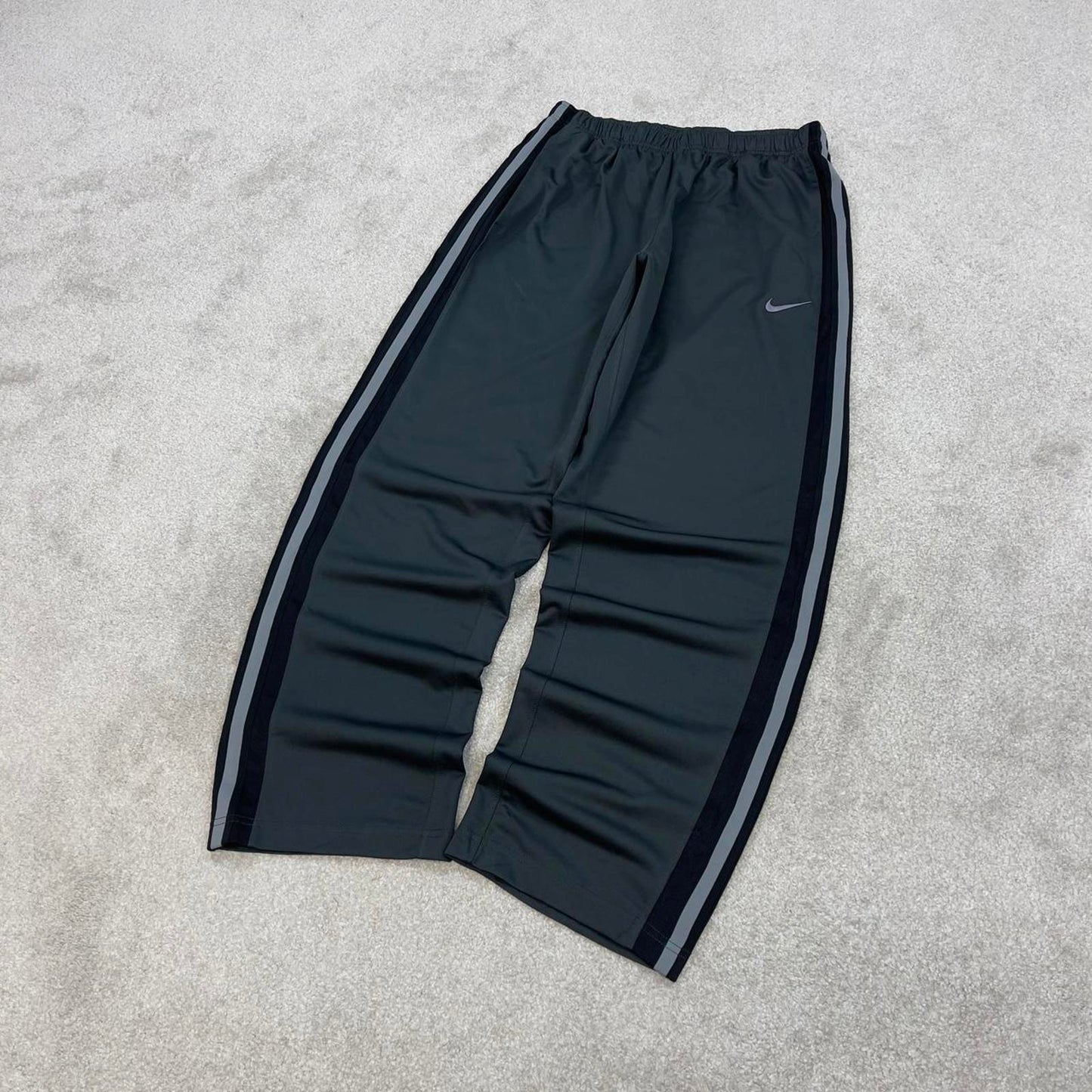 Baggy Nike Trackies Large Grey y2k 00s style loose wide leg joggers embroidered logo side stripe