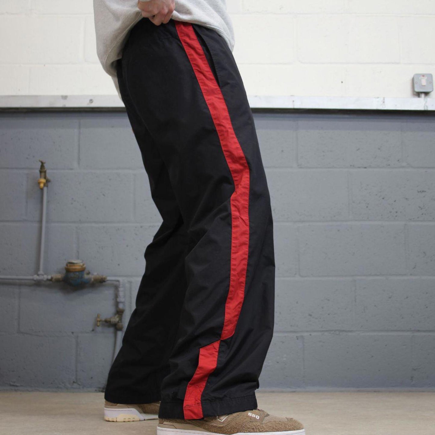 Baggy Nike Trackies Medium Black y2k 00s style loose wide leg joggers embroidered logo soft lining