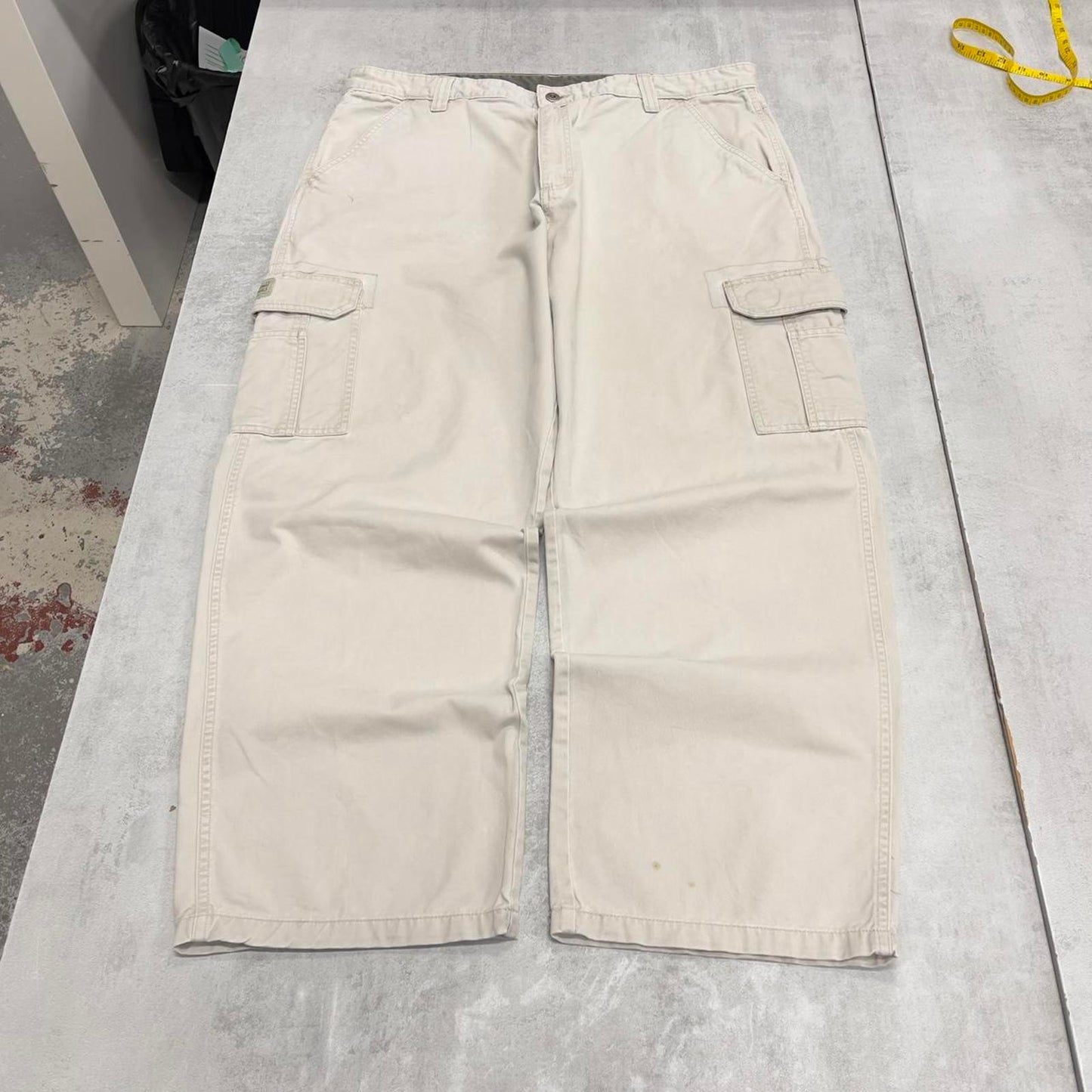 Baggy Wrangler cargo pants W38L30 beige wide leg y2k style trousers
