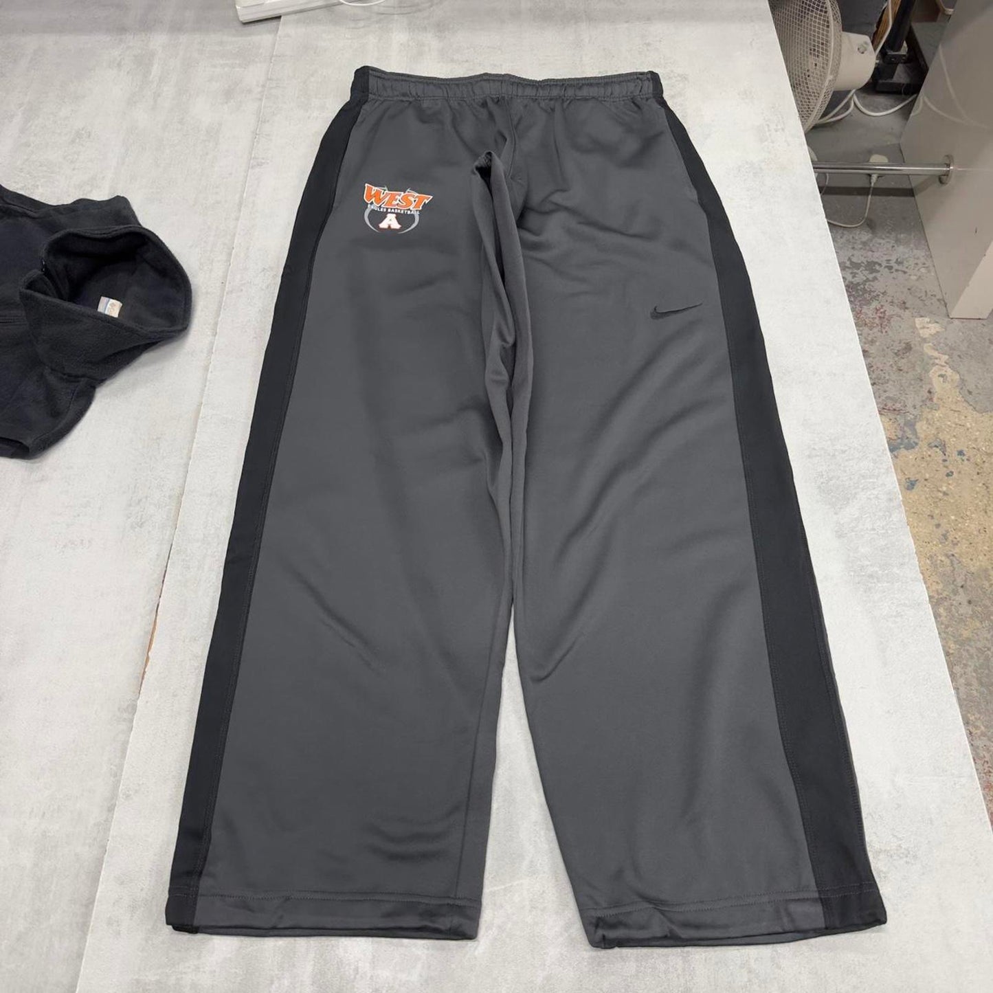 Baggy Nike Trackies XL Grey y2k 00s style fleece lined wide leg joggers embroidered logo side stripe