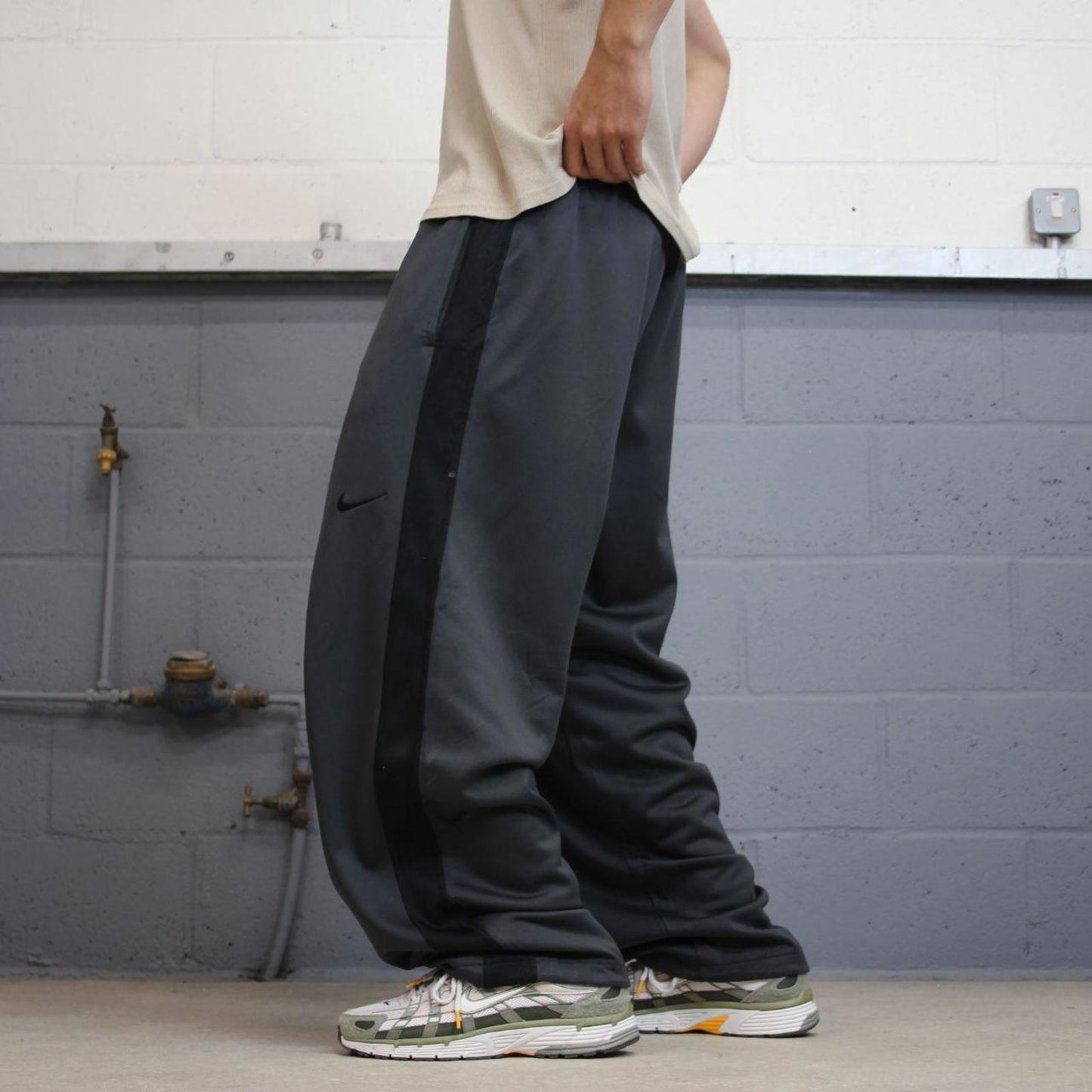 Baggy Nike Trackies XL Grey y2k 00s style fleece lined wide leg joggers embroidered logo side stripe