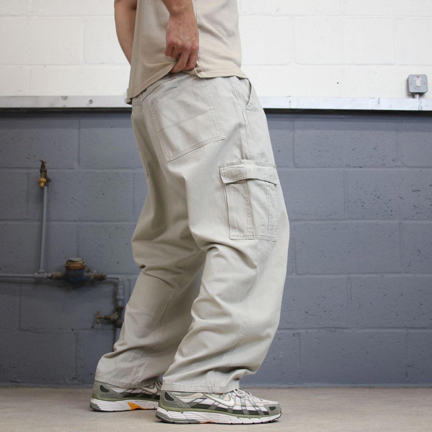 Beige Wrangler carpenter pants W44L29 loose cargo skater style trousers