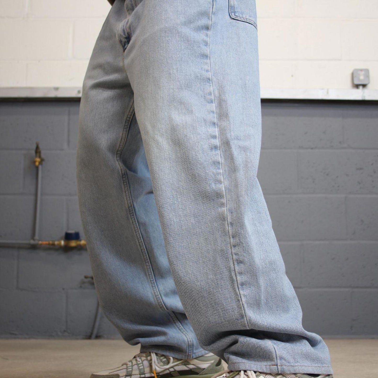 Vintage Y2K Levi’s 550 jeans blue Loose straight leg 00s style denim pants red tab logo