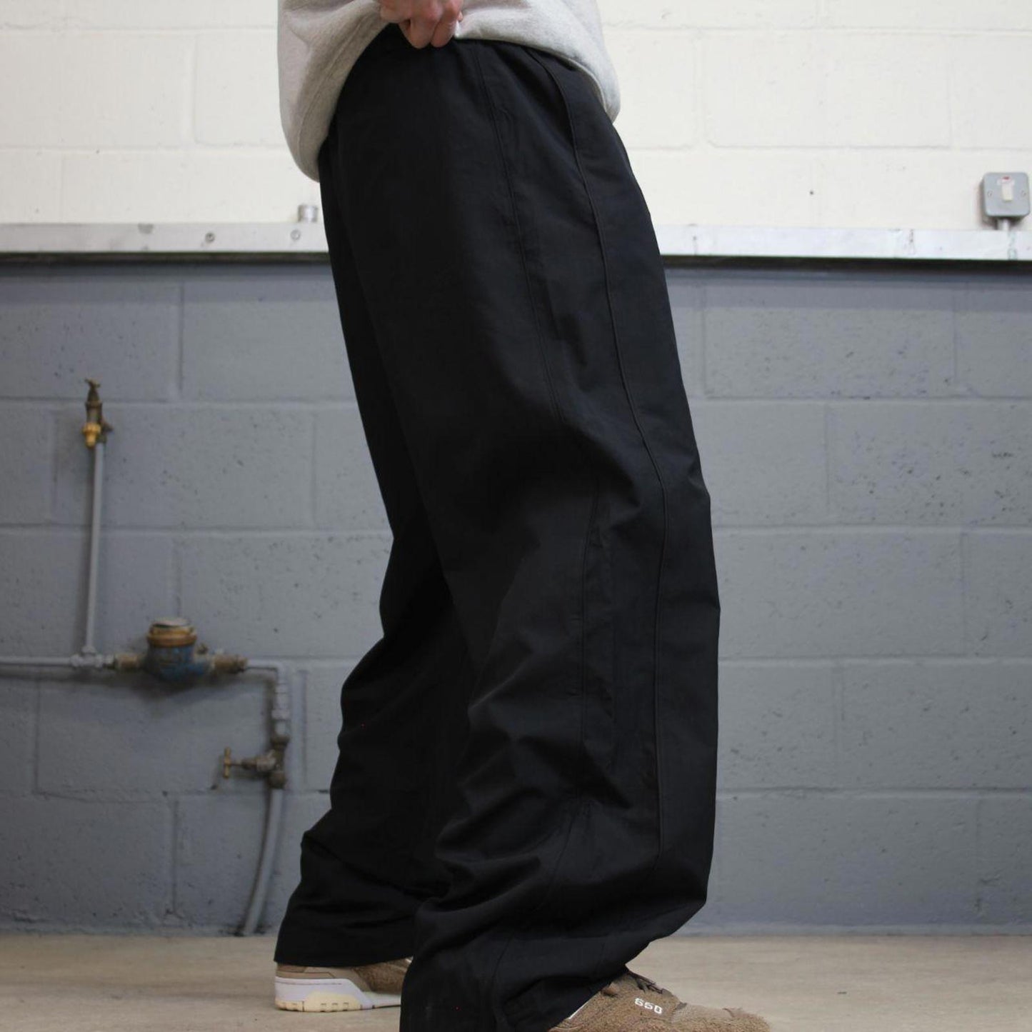 Baggy Nike Trackies L Black y2k 00s style wide leg joggers swoosh logo mesh lining