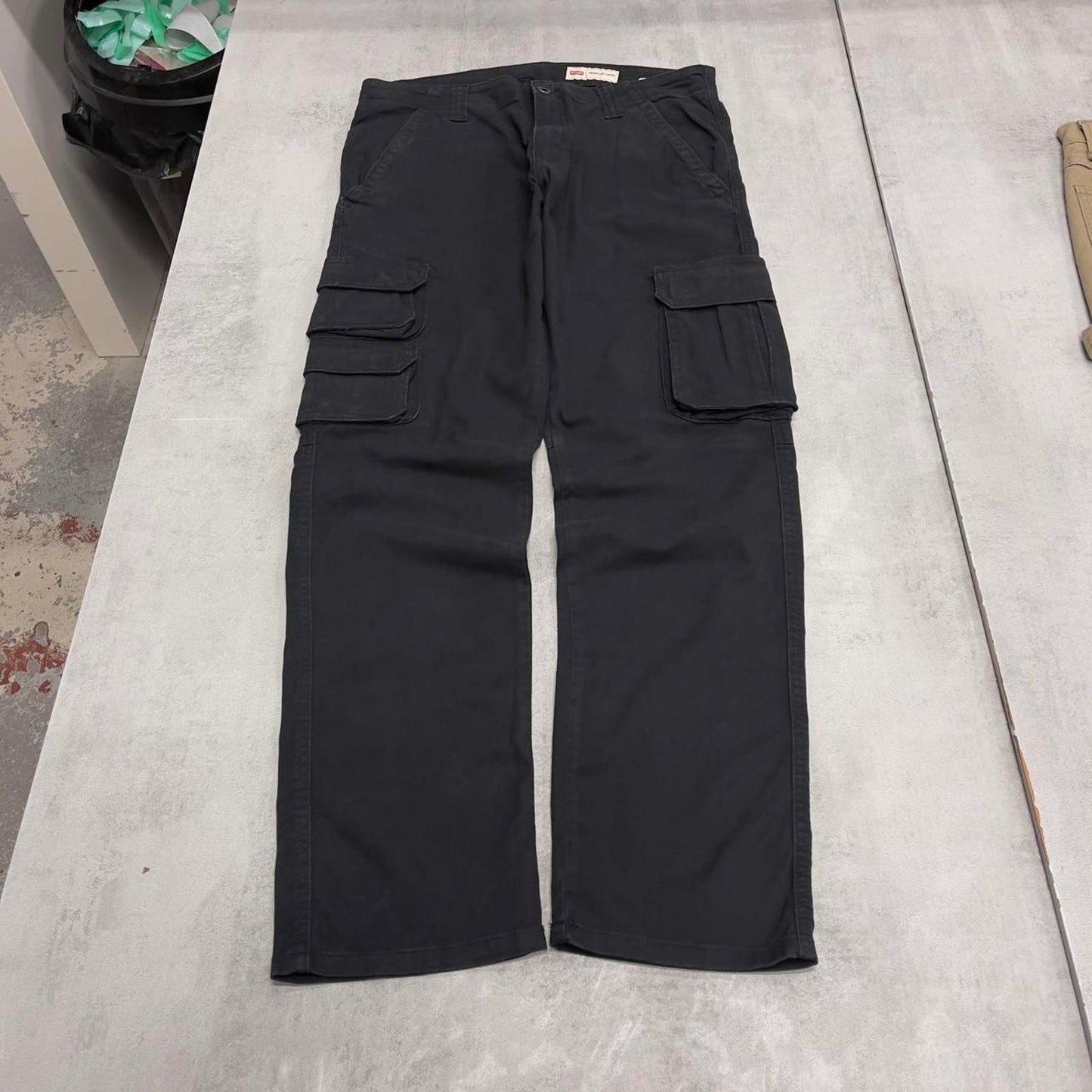 Mens black Wrangler cargo trousers W32 L30