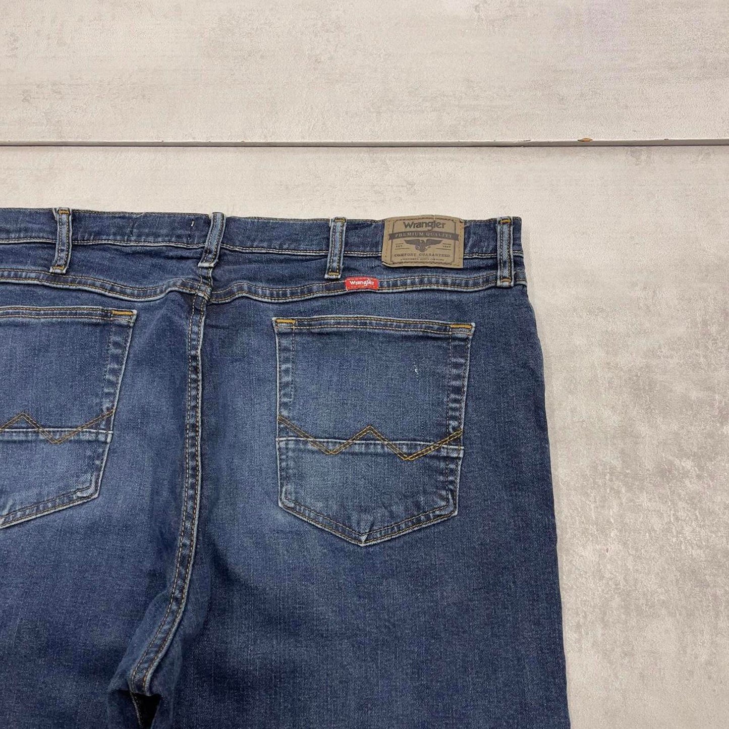 Blue Wrangler jeans W40L30 straight leg 90s style denim jeans