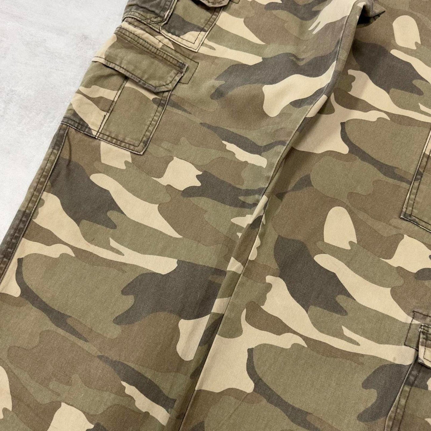 Baggy camo Iron Co. cargo pants W36L34 Khaki camouflage loose y2k style carpenter trousers