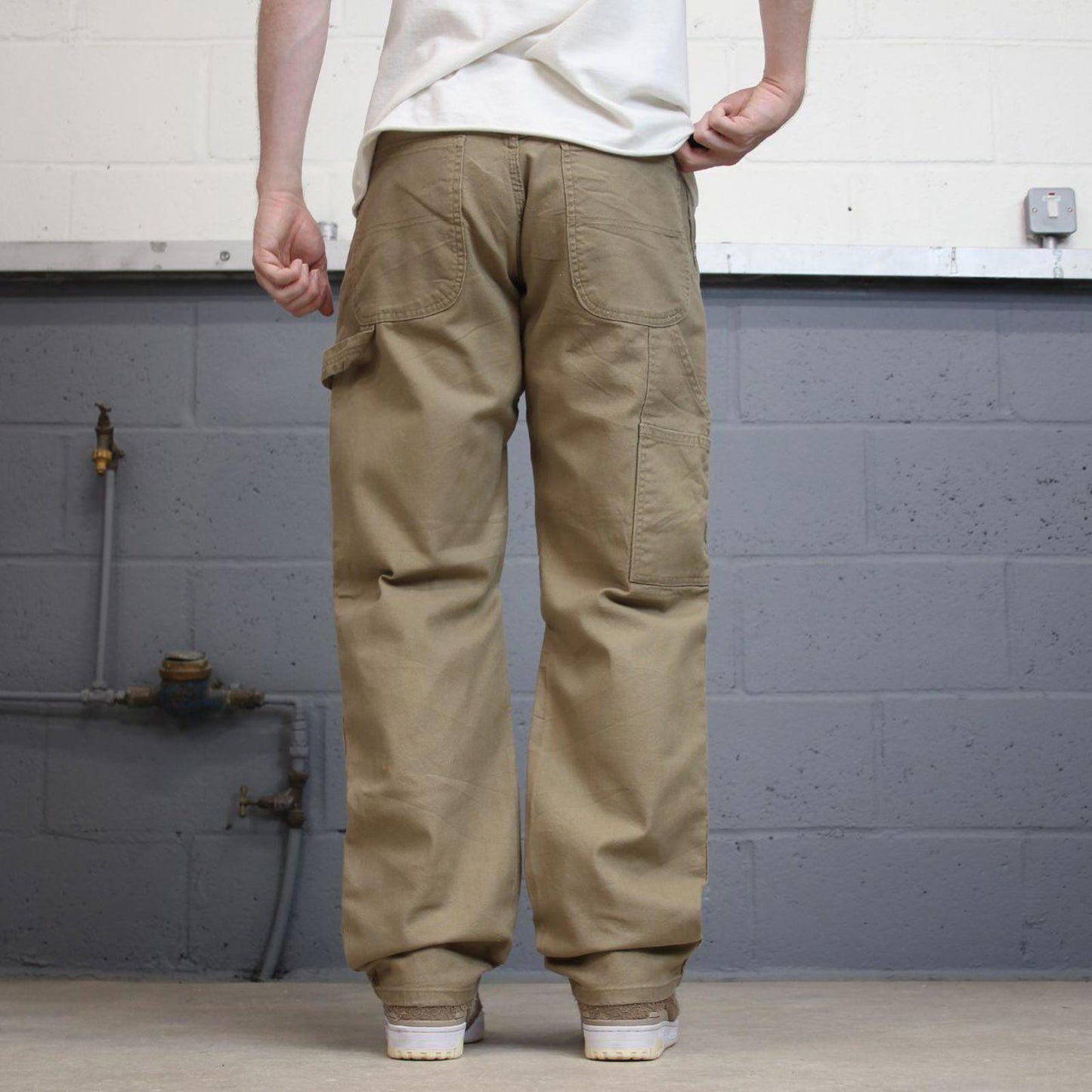 Tan Wrangler carpenter pants W32L32 loose cargo skater style jeans