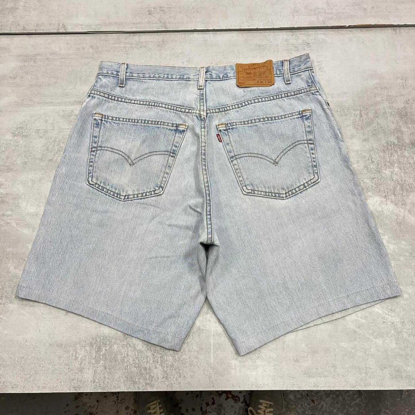 Vintage mens Levi’s 560 denim shorts W36