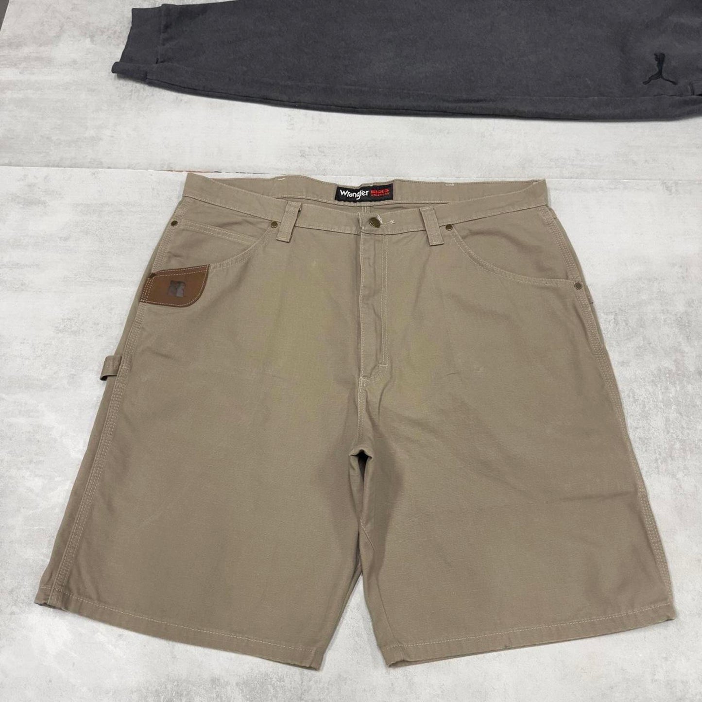 Mens baggy Wrangler carpenter shorts W40