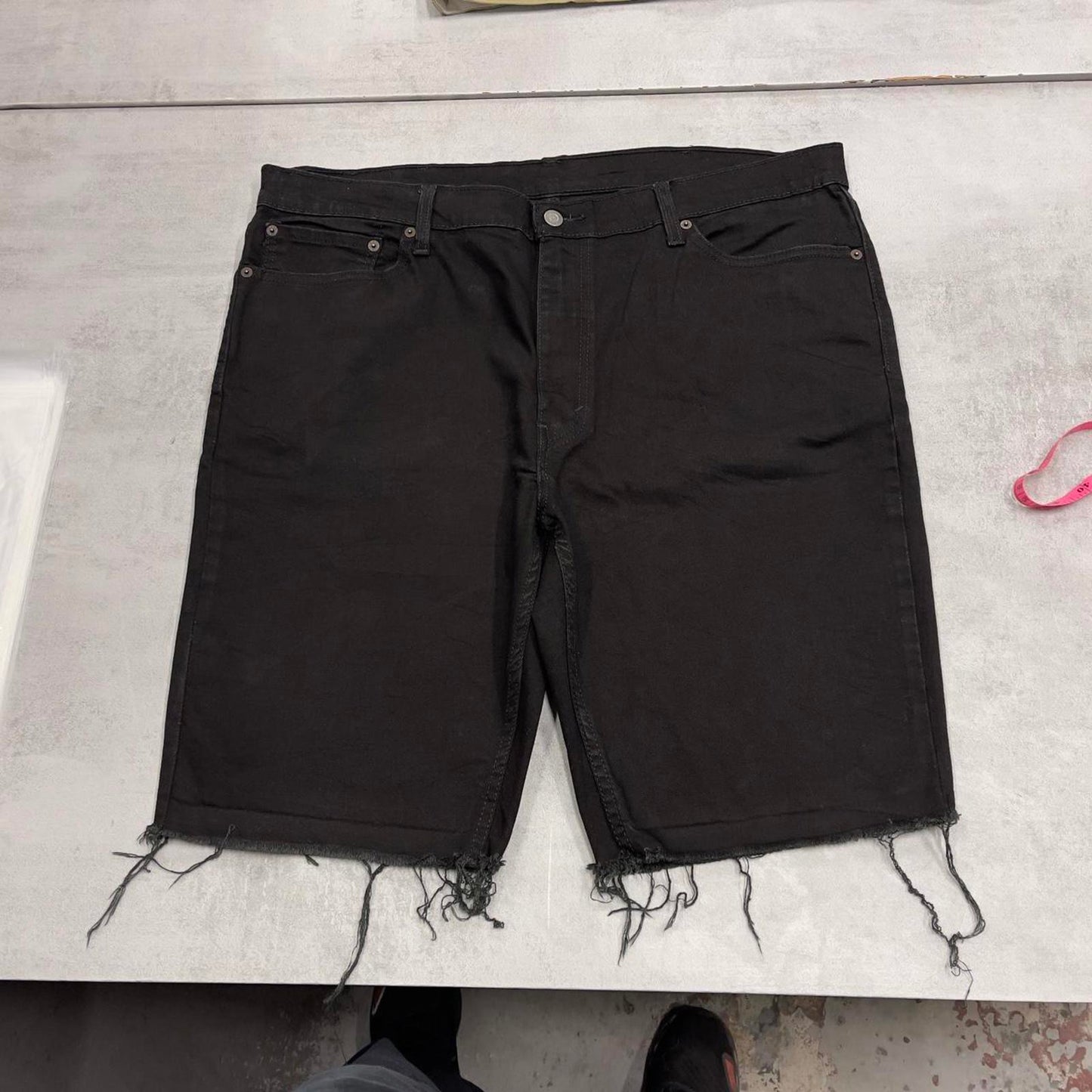 Black Levi’s jorts W40
