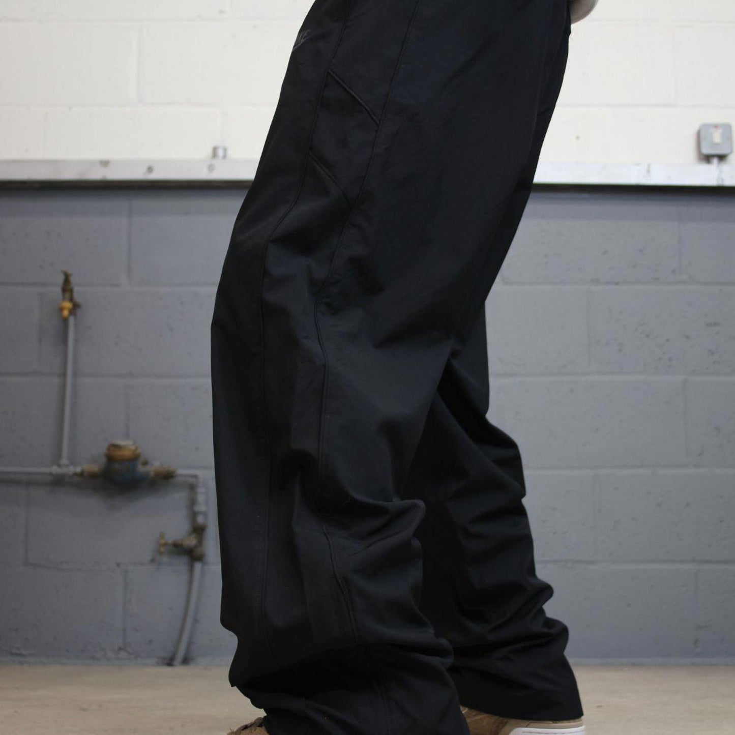 Baggy Nike Trackies L Black y2k 00s style wide leg joggers swoosh logo mesh lining