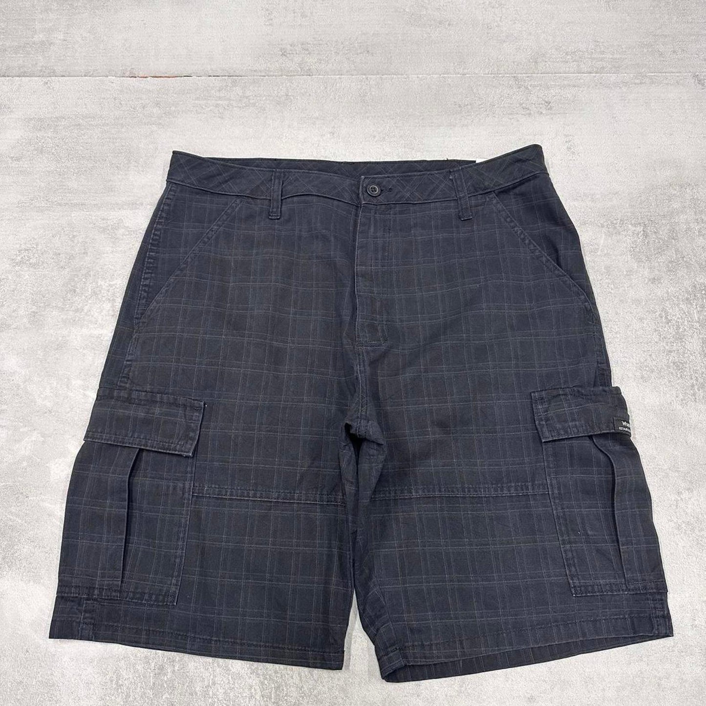 Checkered Wrangler cargo shorts W34