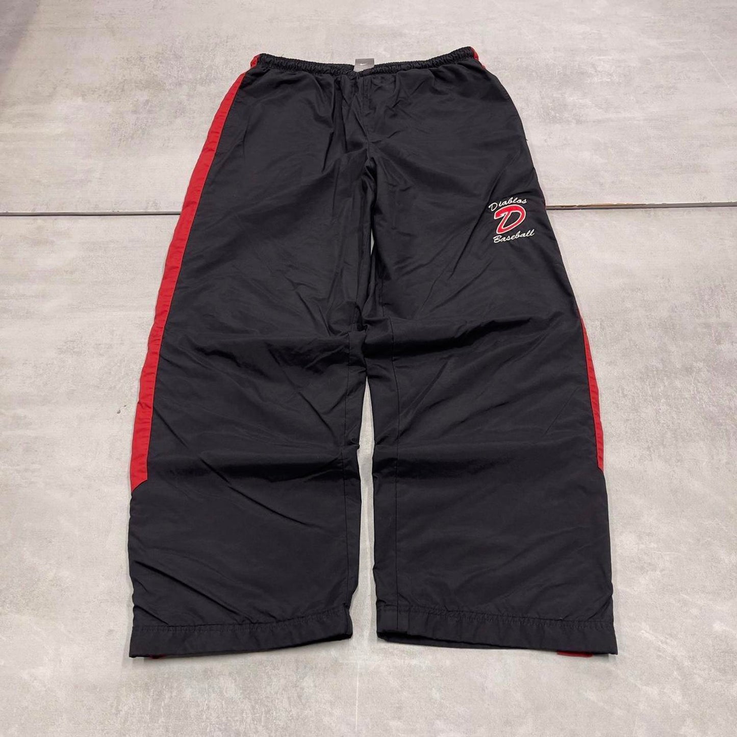 Baggy Nike Trackies Medium Black y2k 00s style loose wide leg joggers embroidered logo soft lining