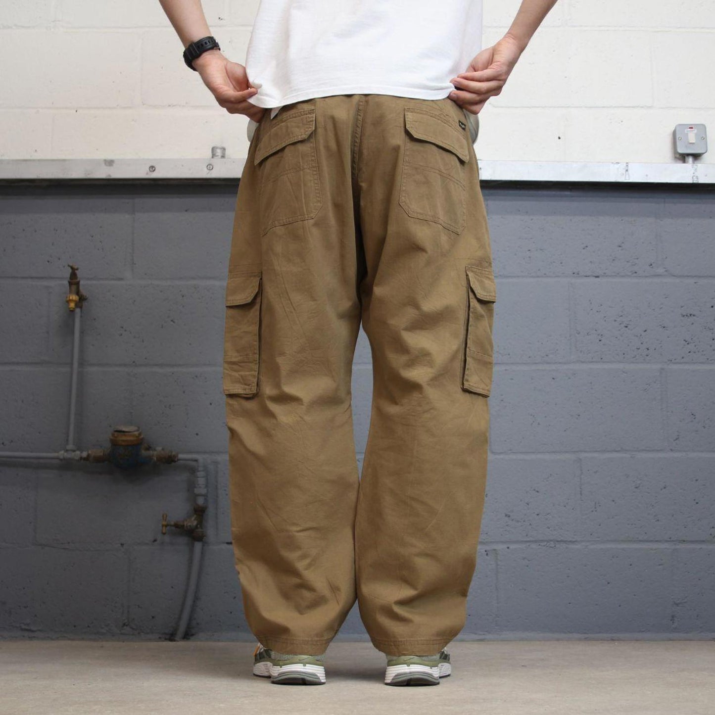 Wrangler cargo pants W38 L30 khaki loose lightweight floaty leg relaxed cargos