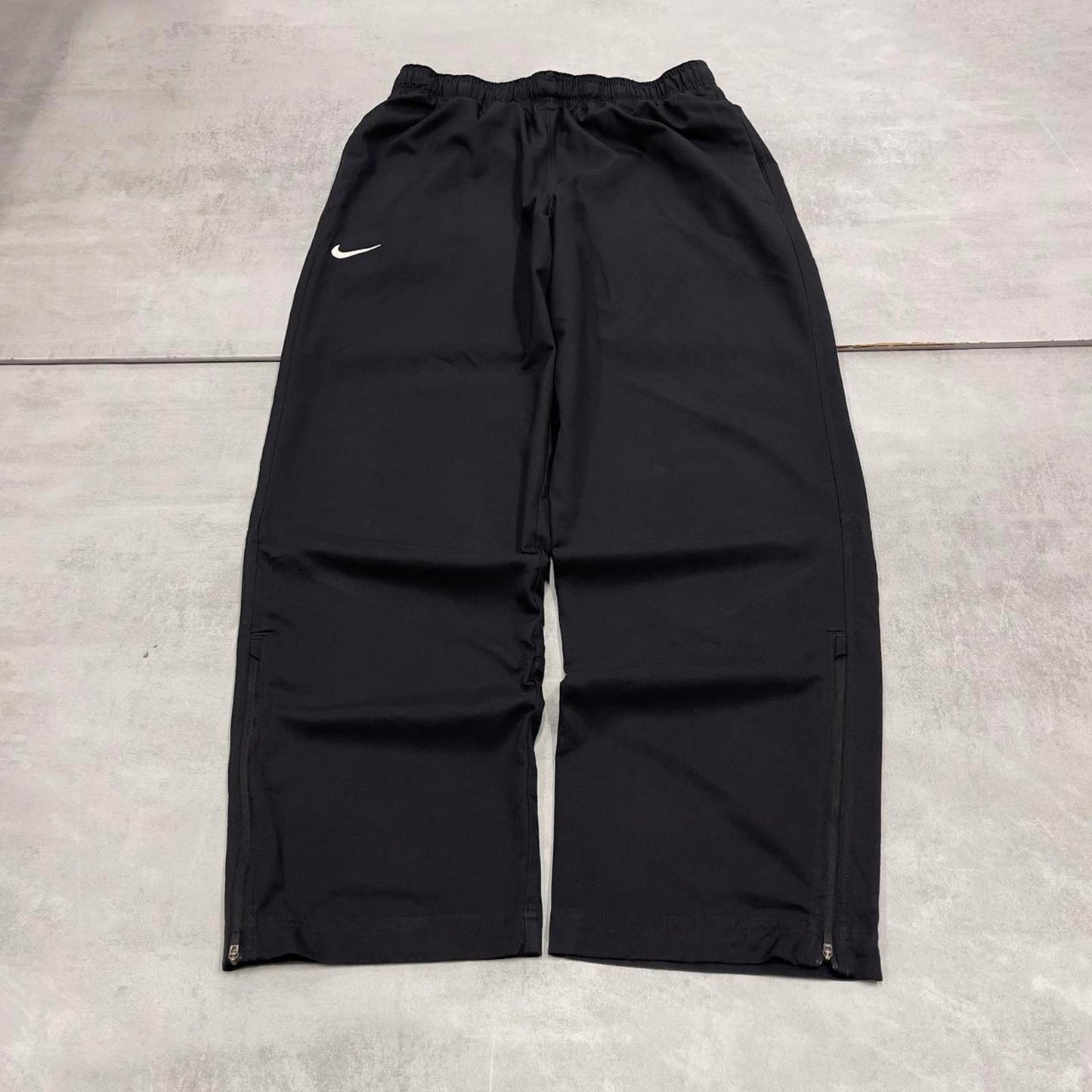 Baggy Nike Trackies L black y2k 00s style loose wide leg joggers embroidered swoosh logo