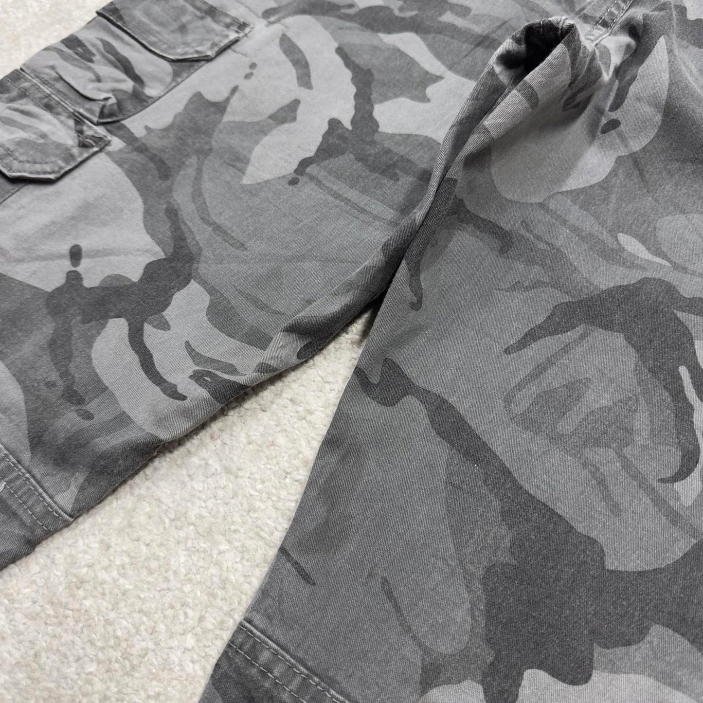 Camo Wrangler cargo pants W34L30 faded grey camouflage straight y2k style cargo trousers
