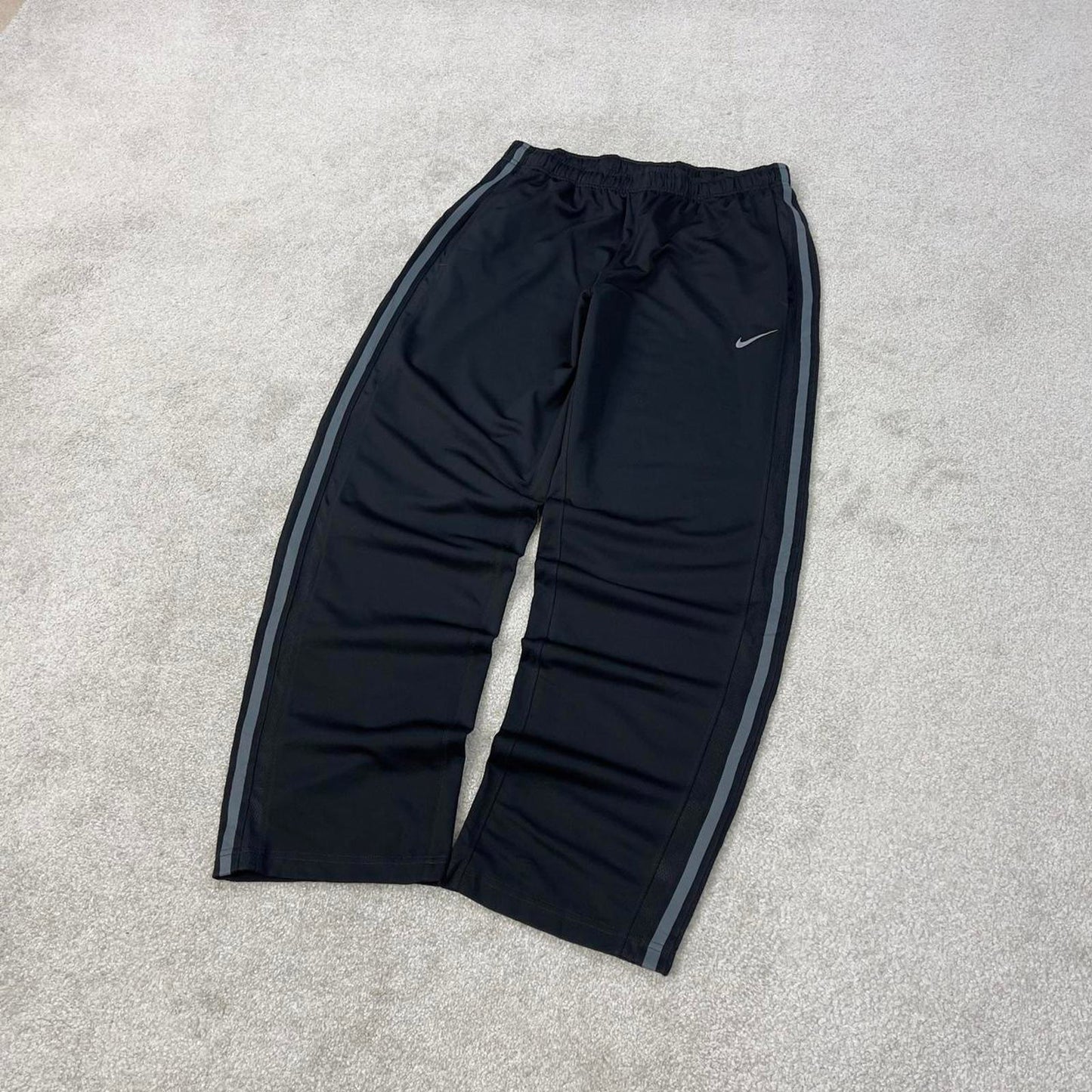 Baggy Nike Trackies Large Black y2k 00s style loose wide leg joggers embroidered logo side stripe