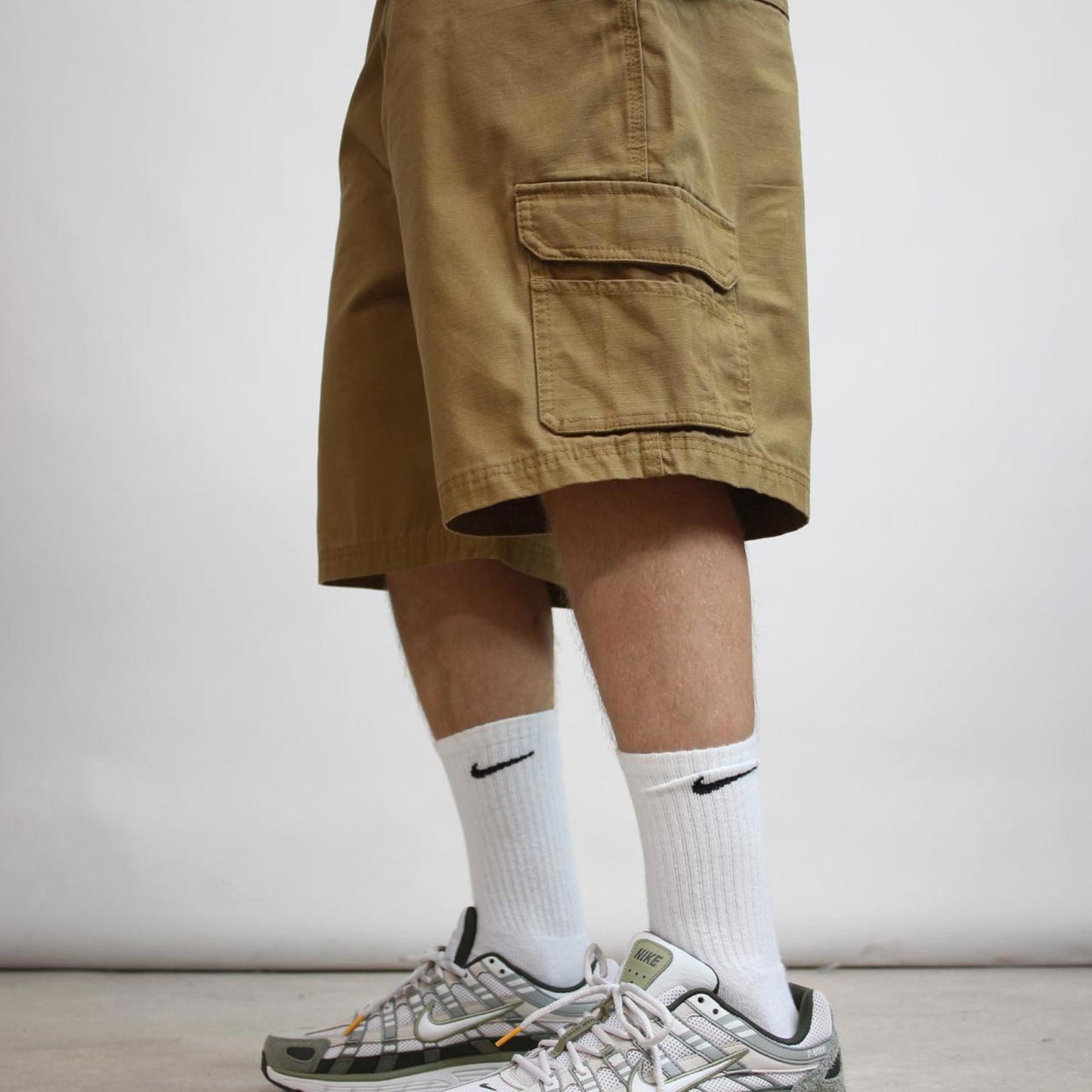 Tan Dickies cargo shorts W44