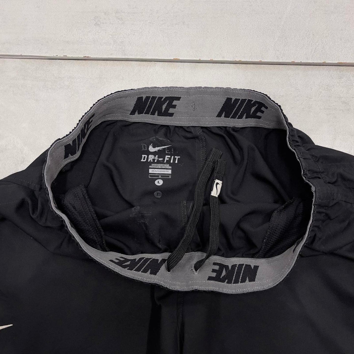 Baggy Nike Trackies L black y2k 00s style loose wide leg joggers embroidered swoosh logo