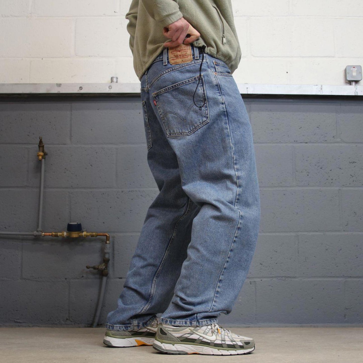Vintage Y2K Levi’s 550 jeans blue W38L30 Loose straight leg 00s style denim pants red tab logo