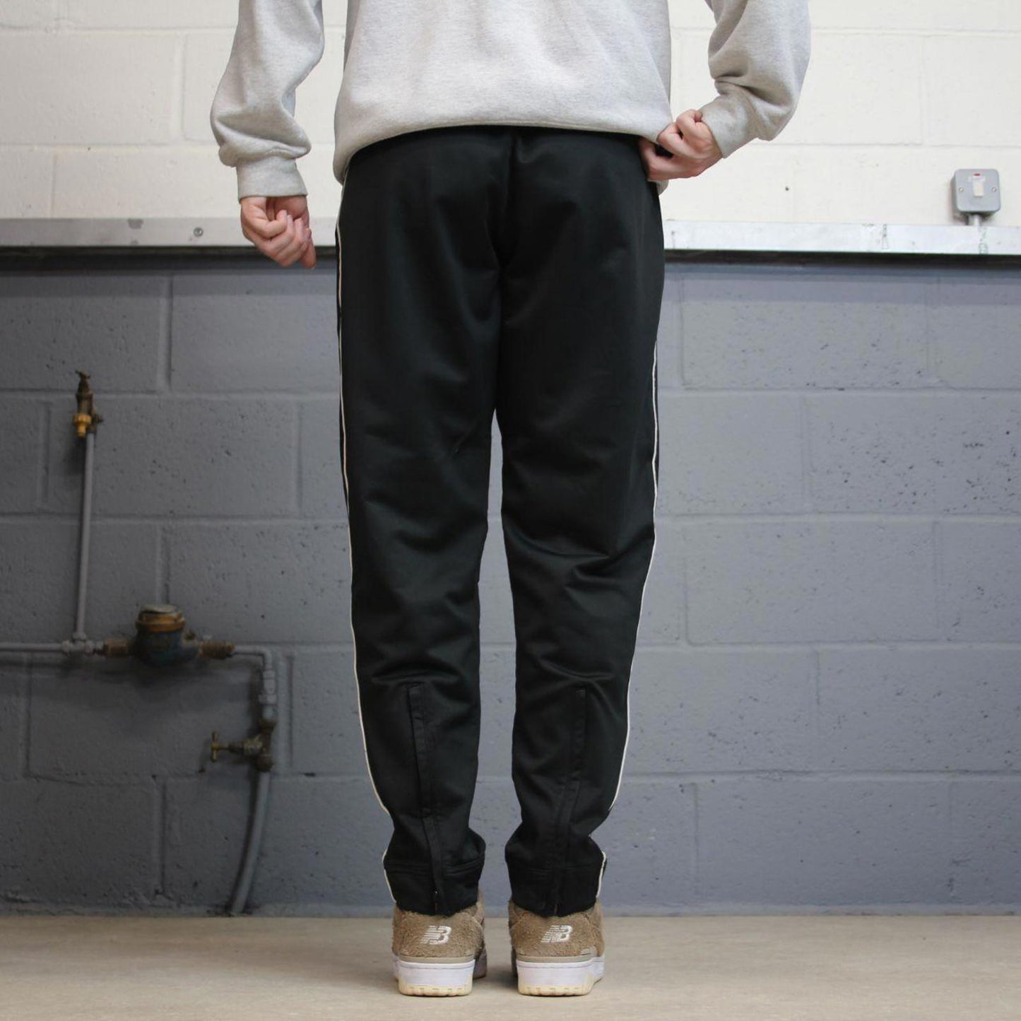 Black Nike trackies M 8-10 loose y2k floaty leg joggers embroidered logo