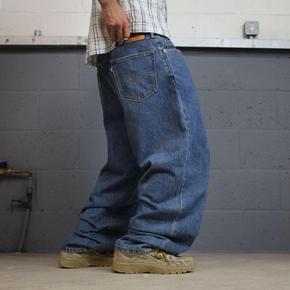 Baggy Levi’s 560 jeans y2k blue denim Levi’s wide leg skater 2000s style red tab logo pants